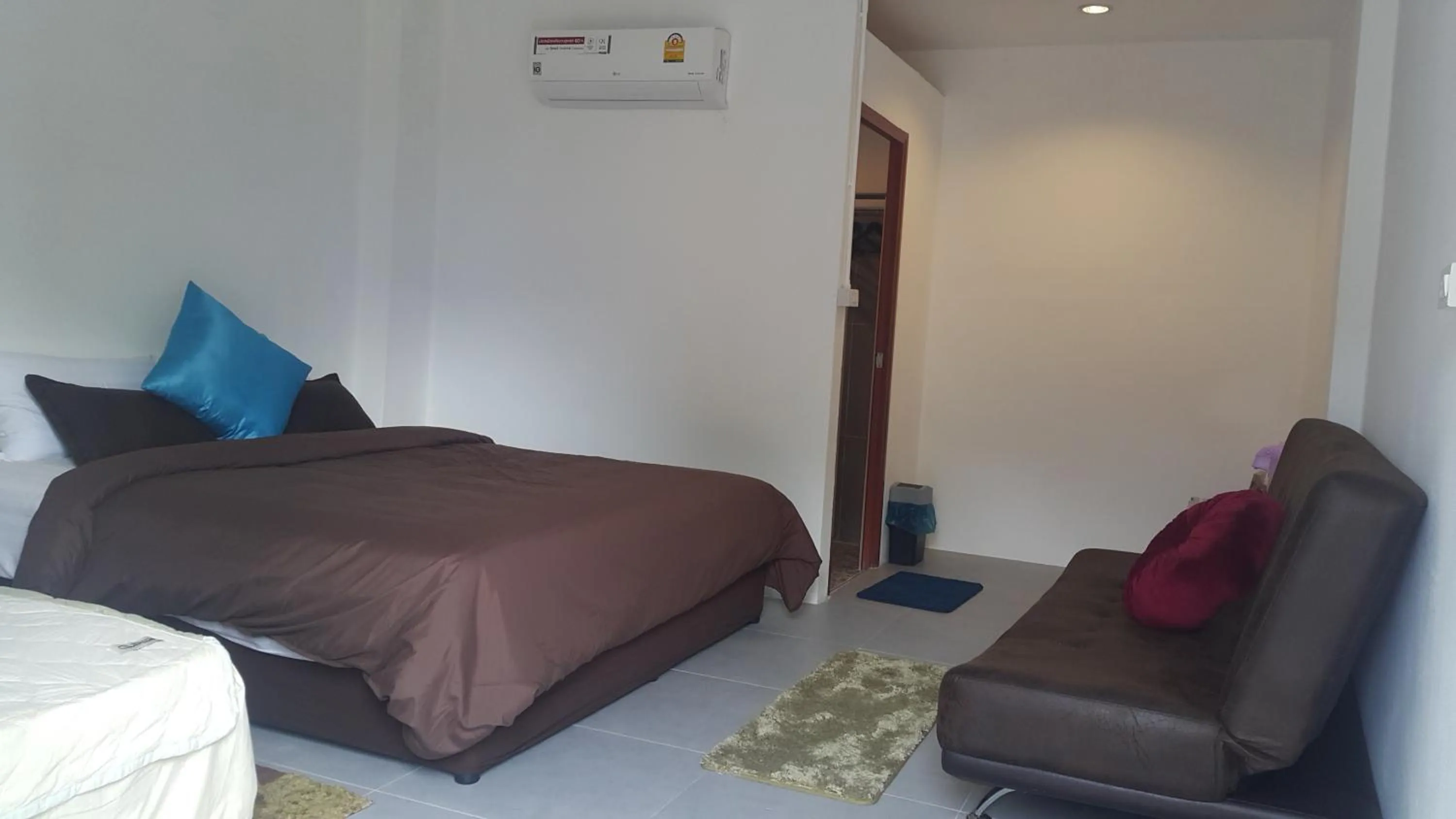 Bathroom in Pink Easy Homes Koh Phangan