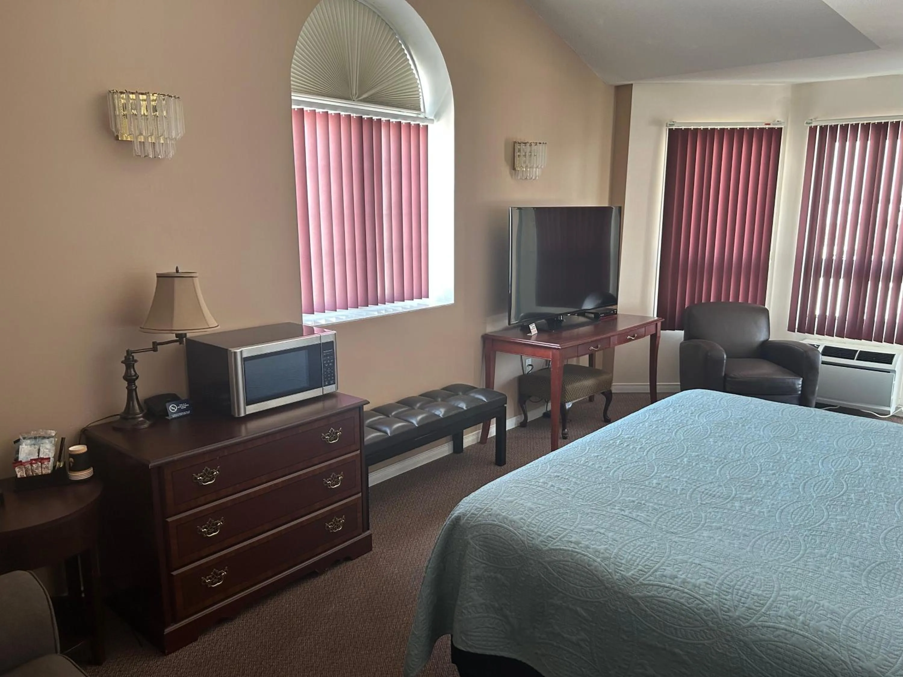 Bed in Lakeview Resort Motel