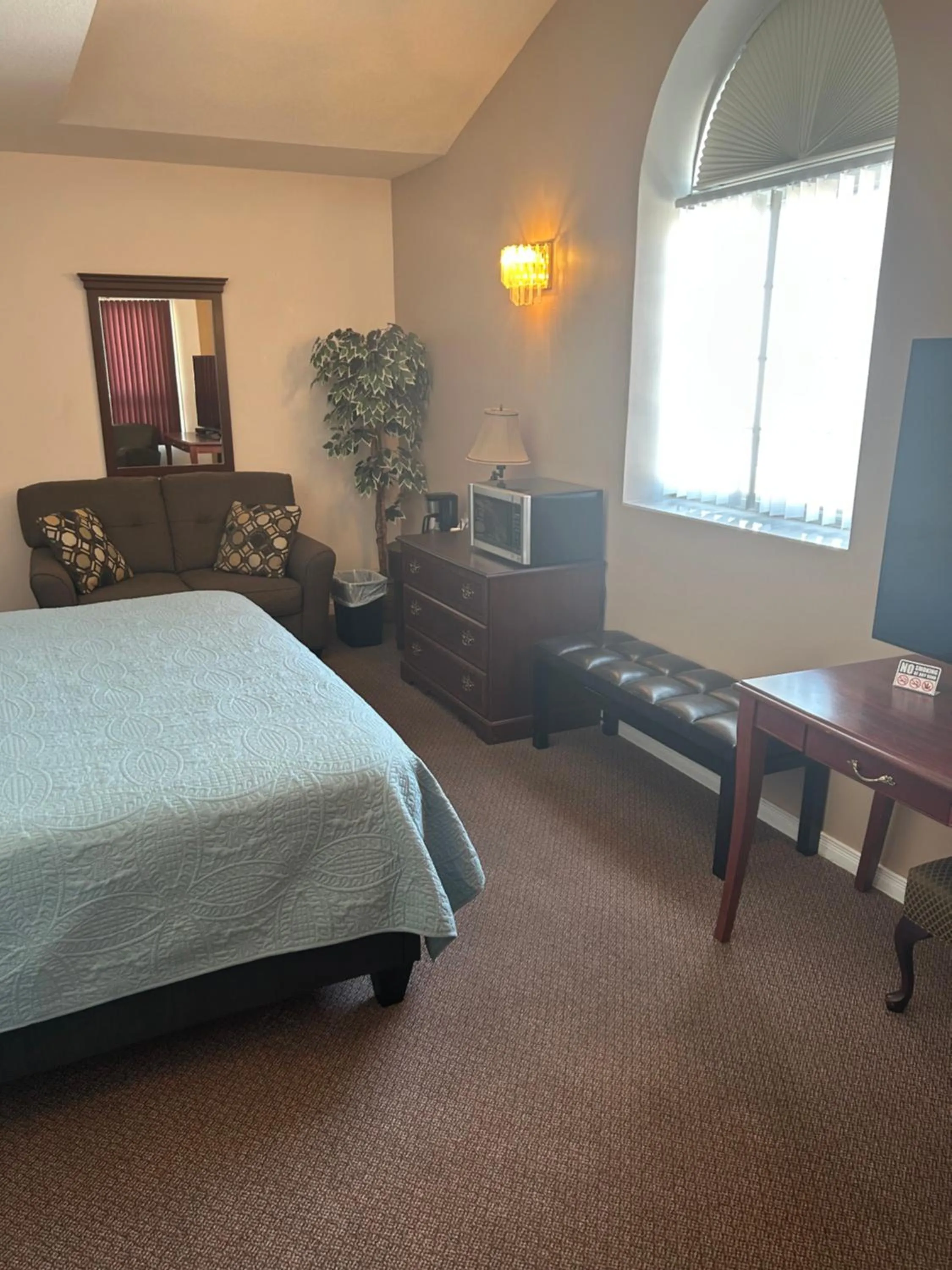 Bed in Lakeview Resort Motel