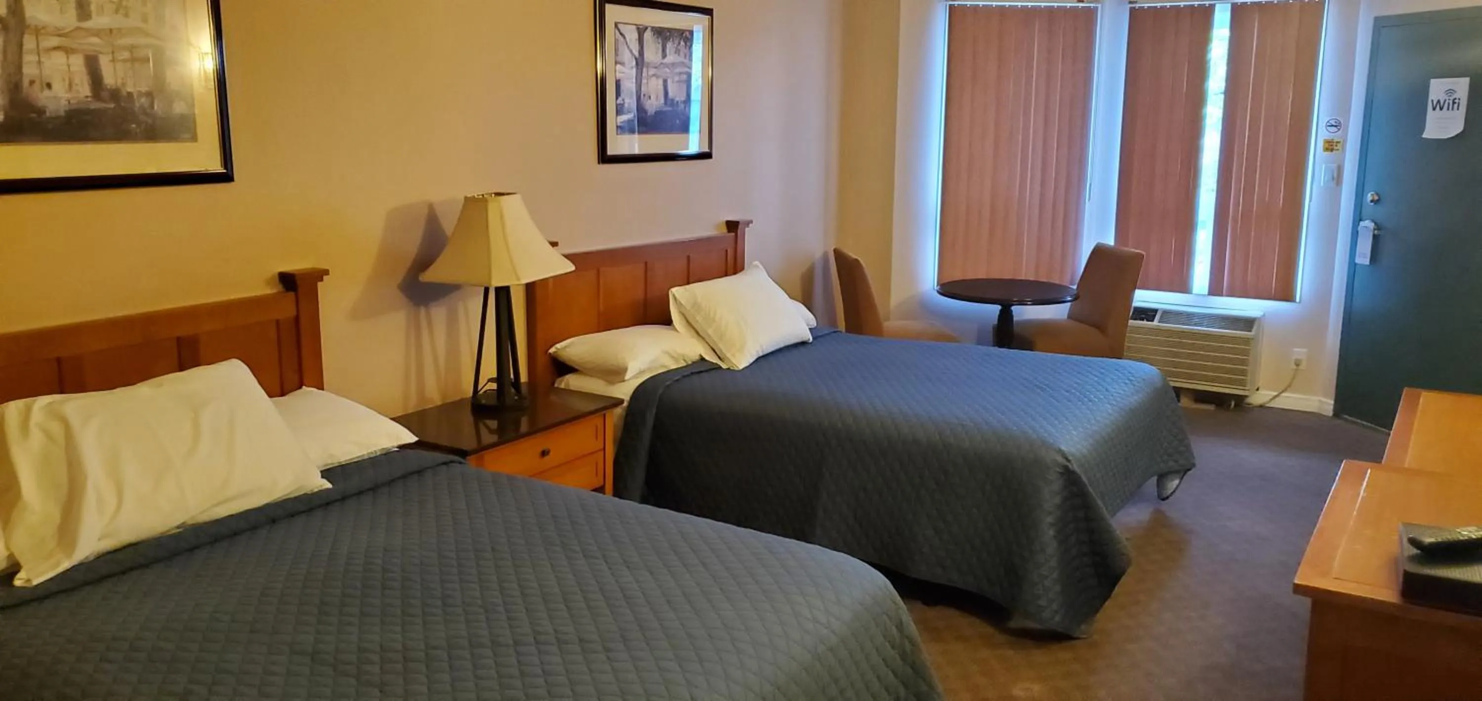 Bed in Lakeview Resort Motel