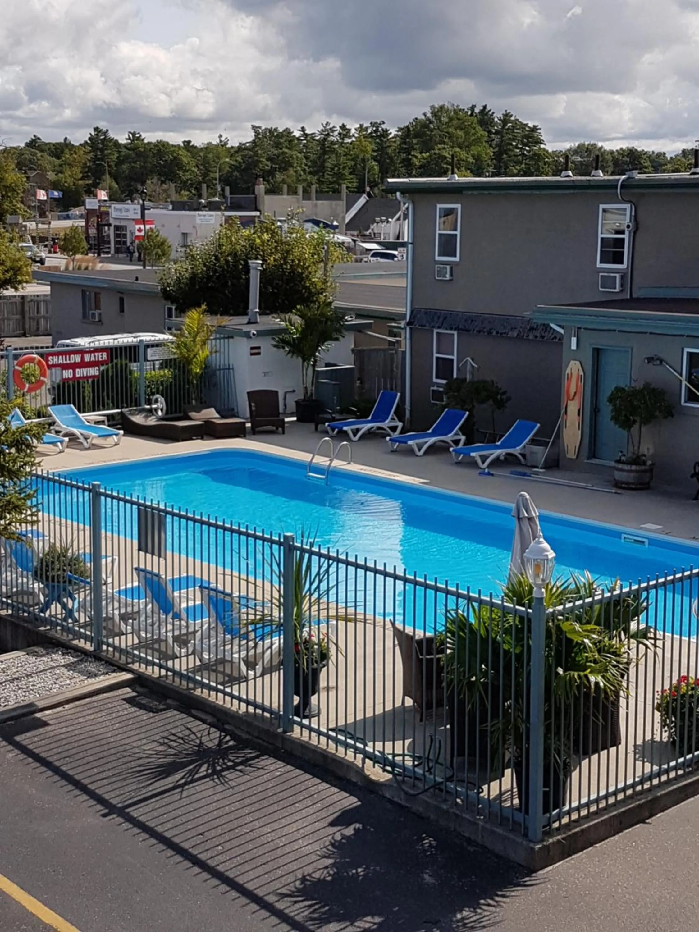 Swimming pool in Lakeview Resort Motel