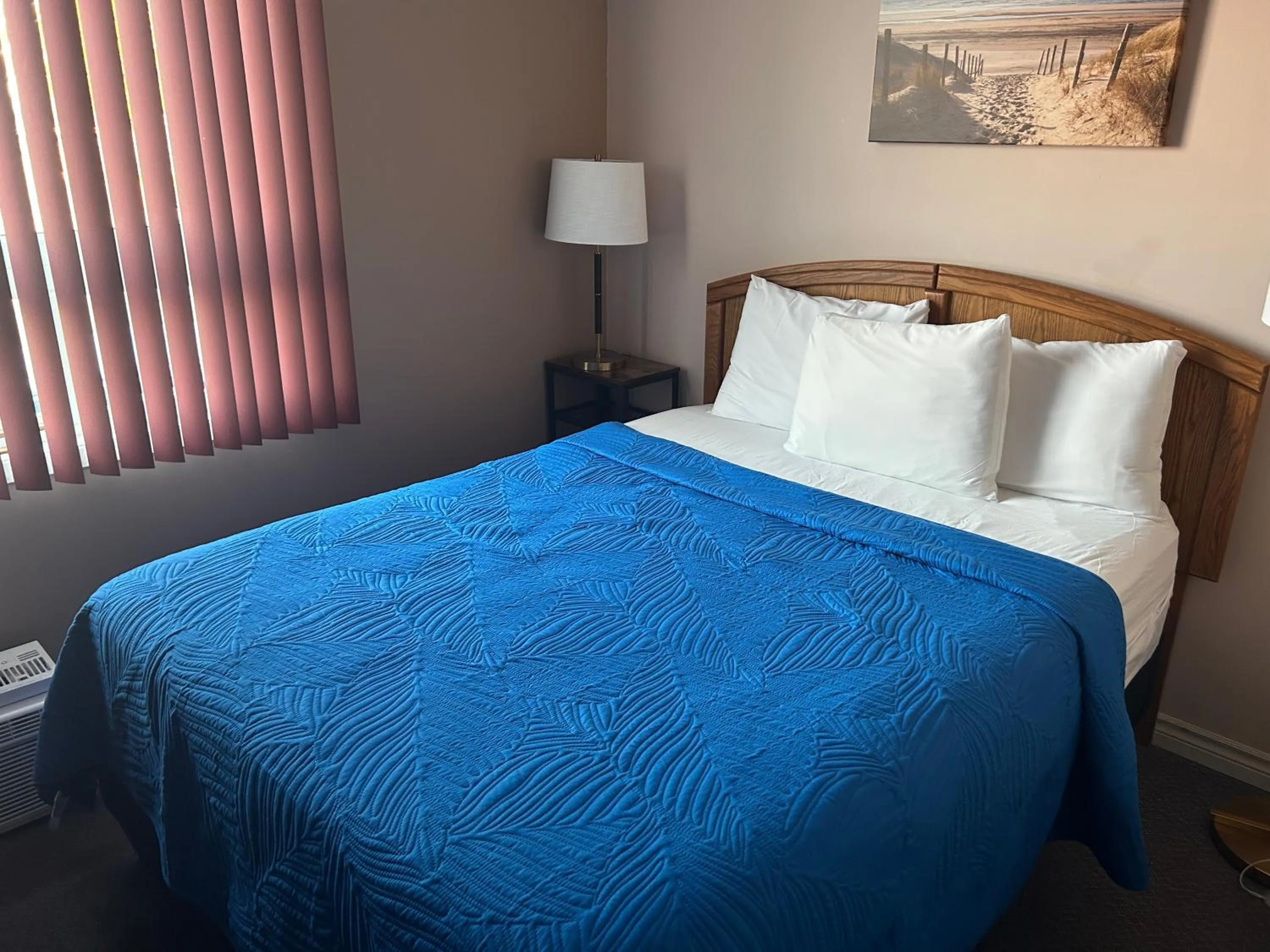 Bed in Lakeview Resort Motel