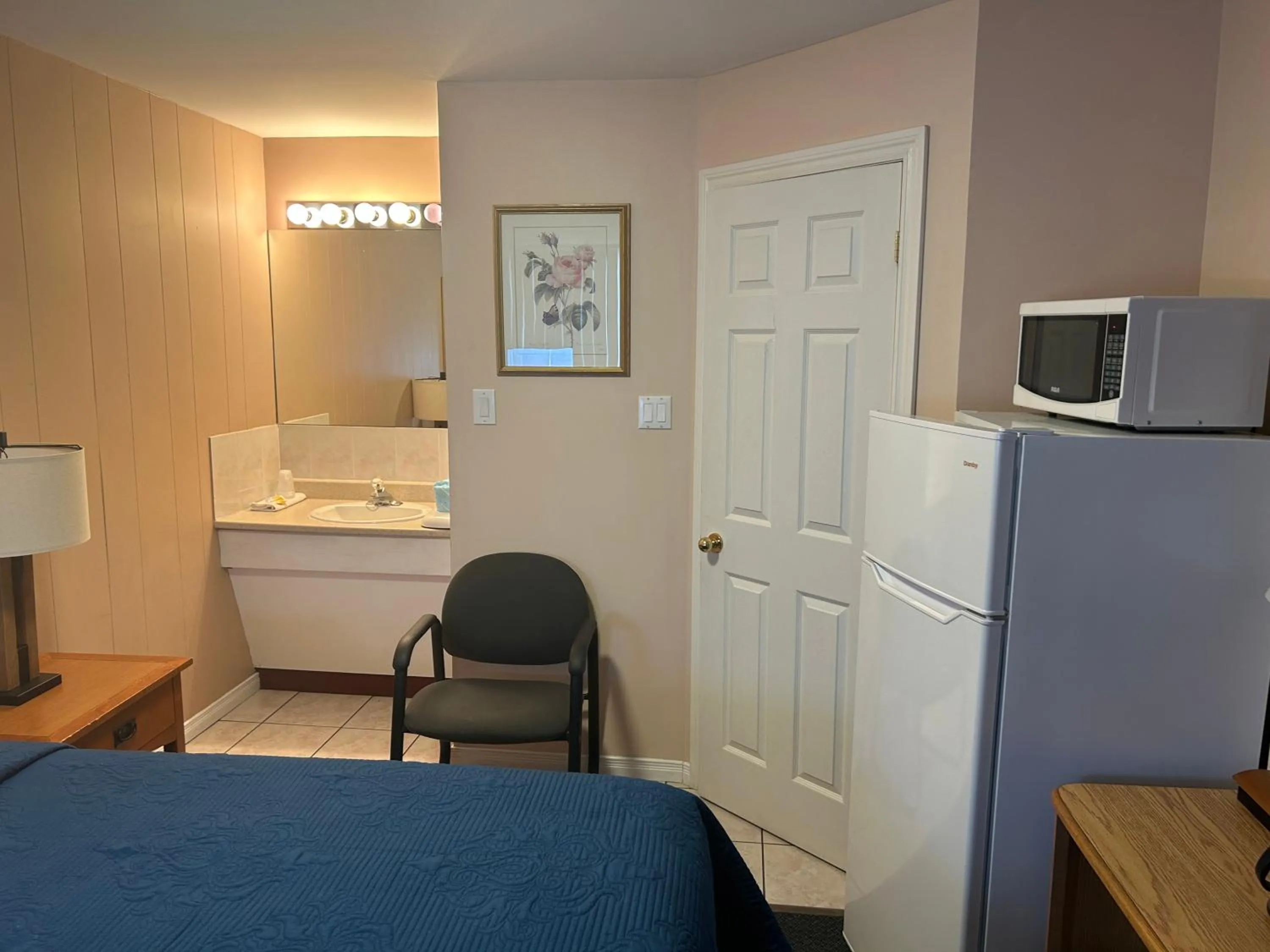 Bed in Lakeview Resort Motel