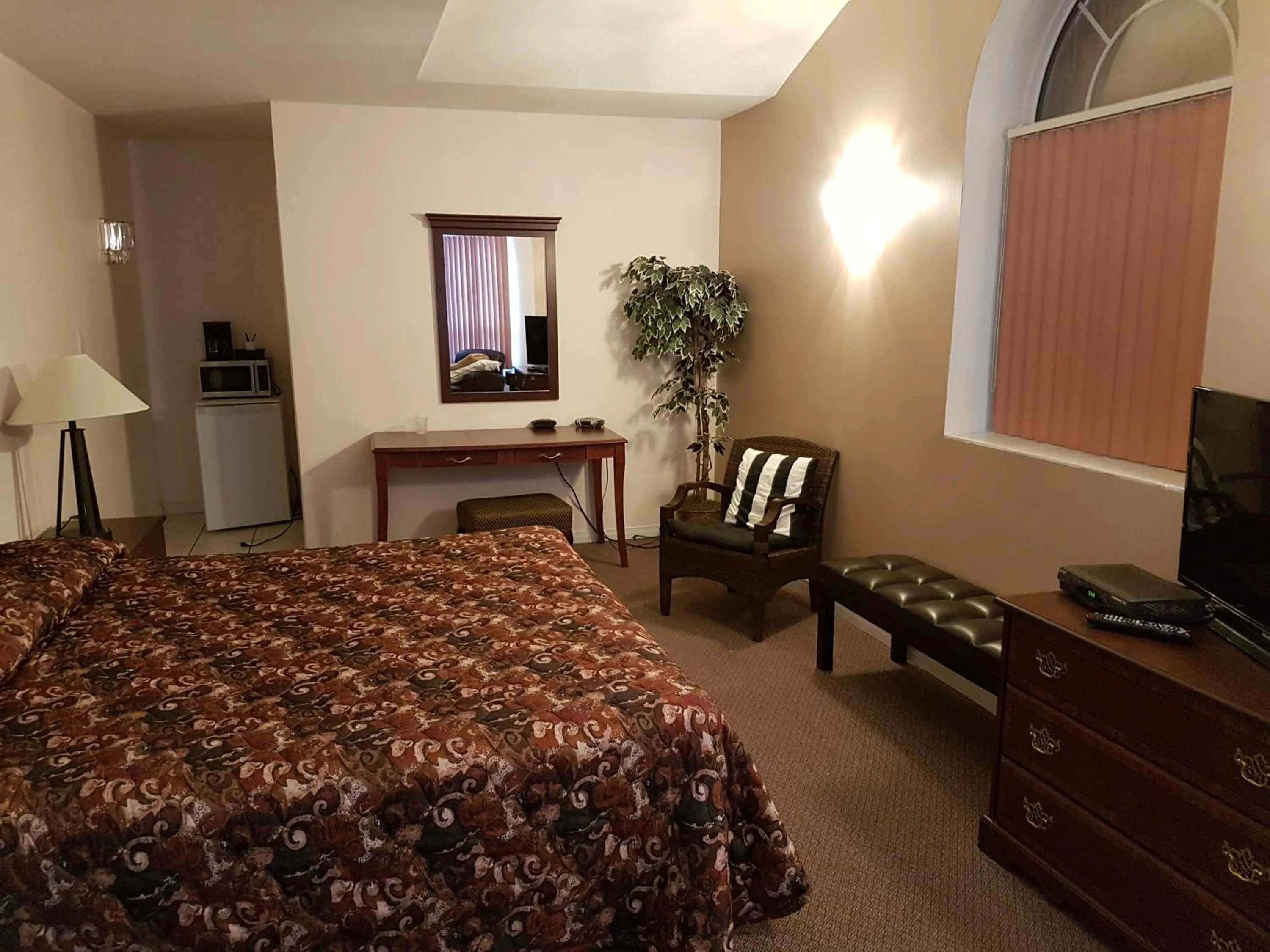 Bed in Lakeview Resort Motel