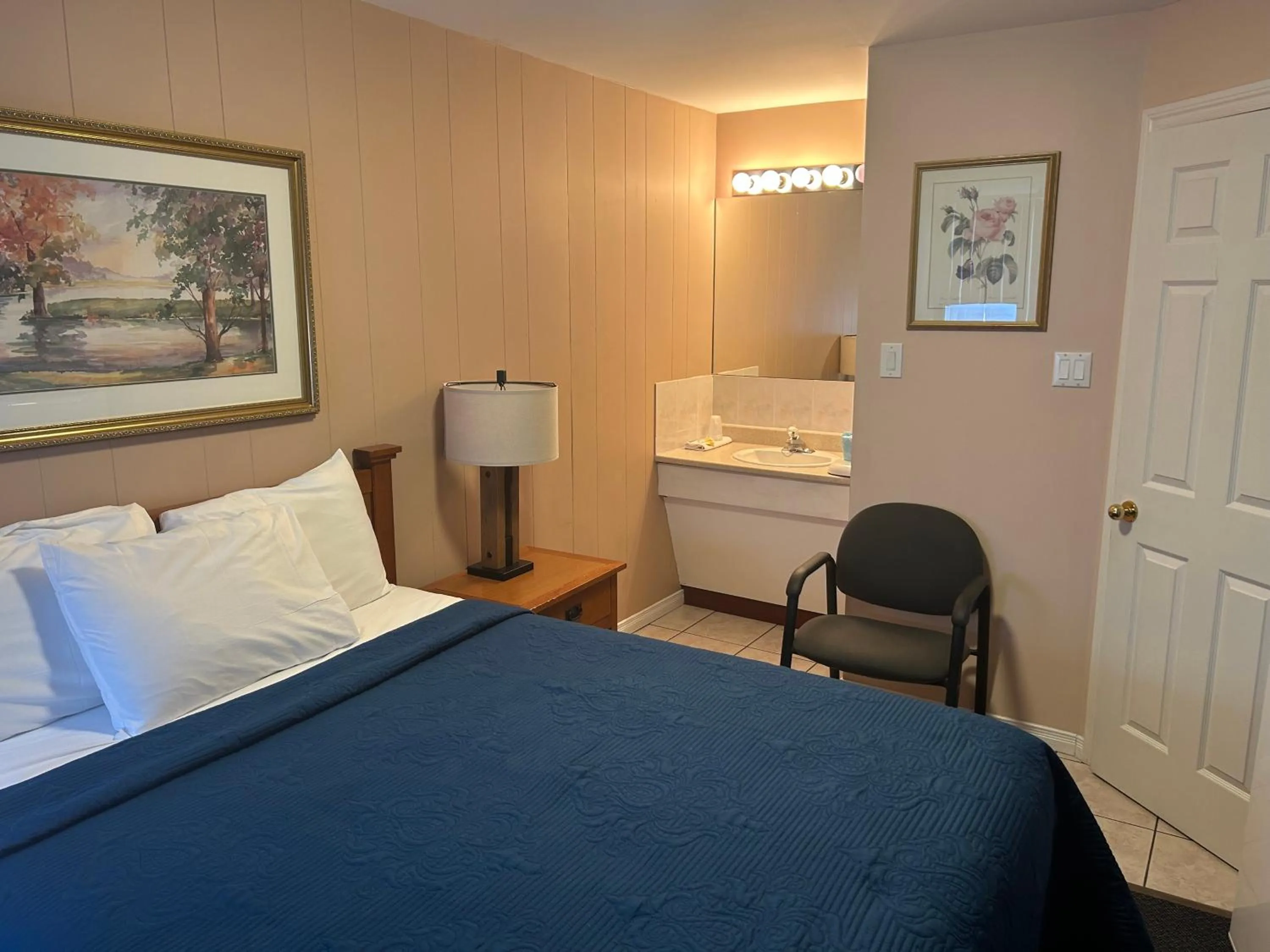 Bed in Lakeview Resort Motel