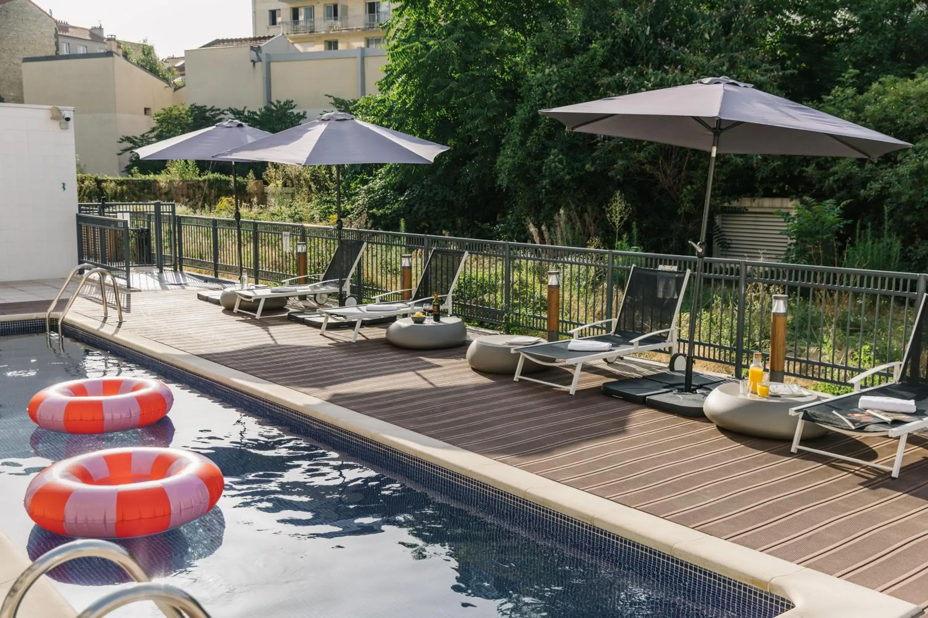 Swimming pool in The Social Hub Paris La Défense Swimming pool in The Social Hub Paris La Défense