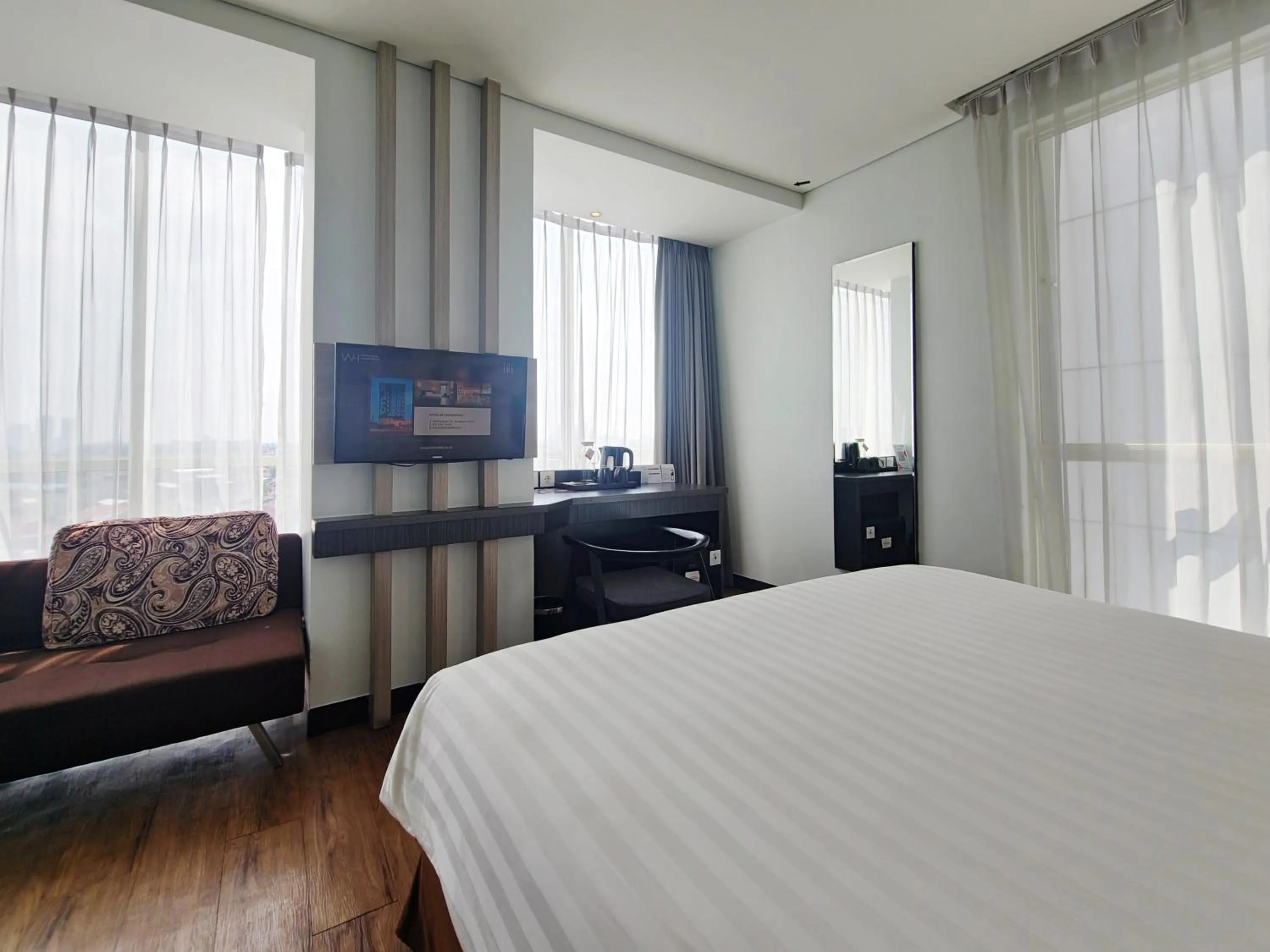 Bed in Luminor Hotel Jemursari By WH with The Best Breakfast in Town and Located Near Surabaya Industrial Estate Rungkut SIER