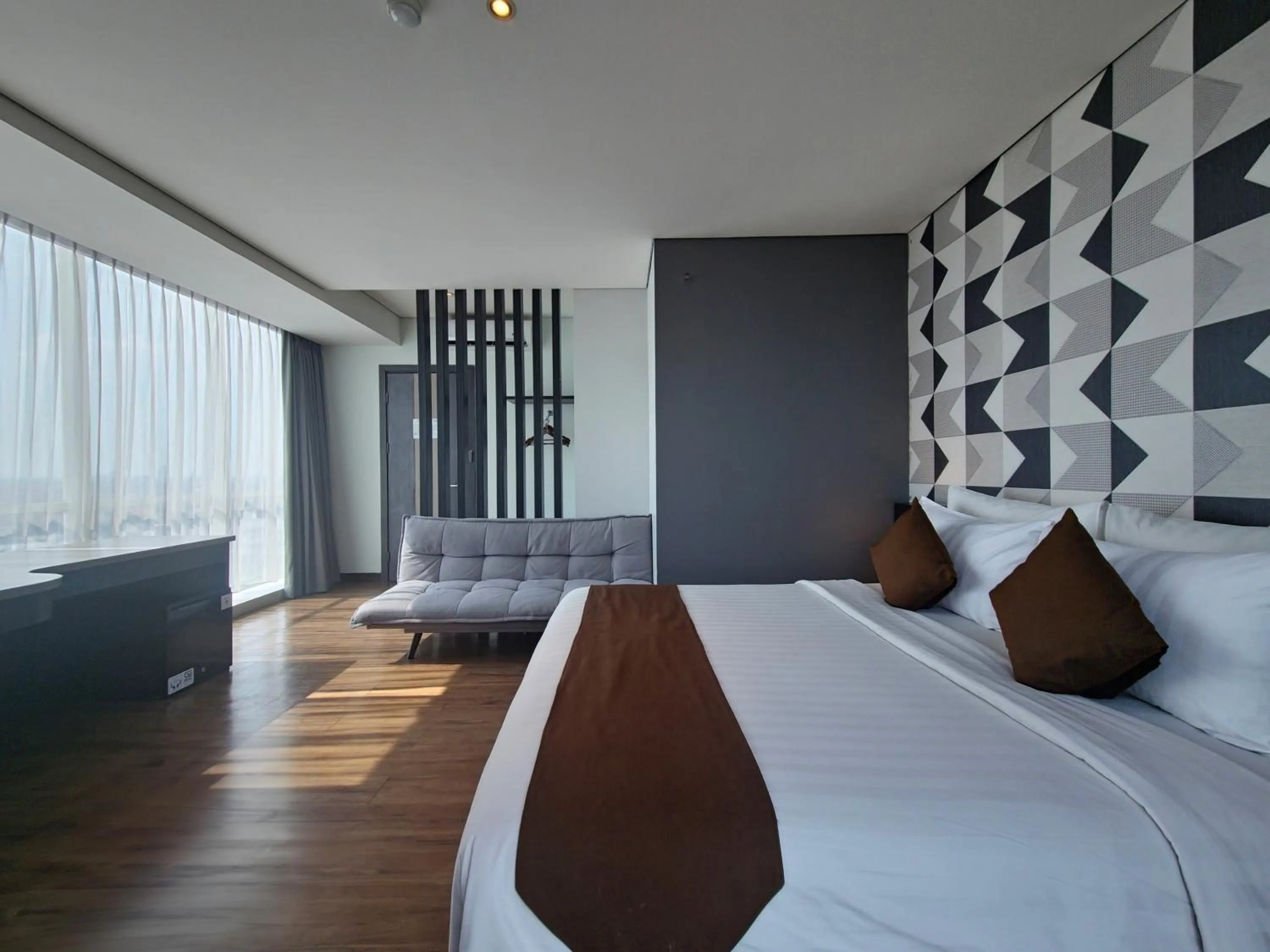 Bed in Luminor Hotel Jemursari By WH with The Best Breakfast in Town and Located Near Surabaya Industrial Estate Rungkut SIER