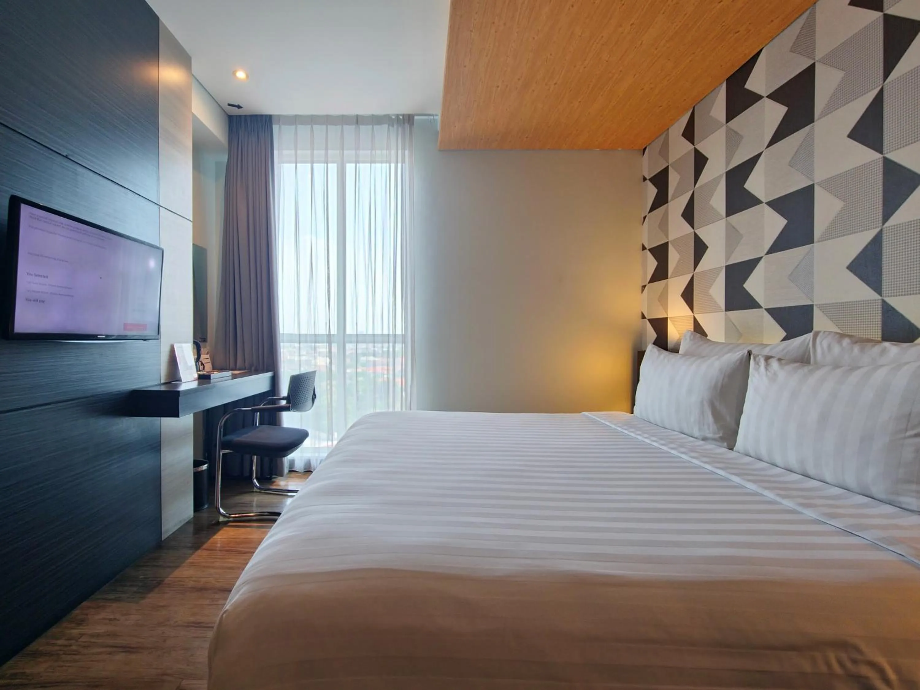 Bed in Luminor Hotel Jemursari By WH with The Best Breakfast in Town and Located Near Surabaya Industrial Estate Rungkut SIER