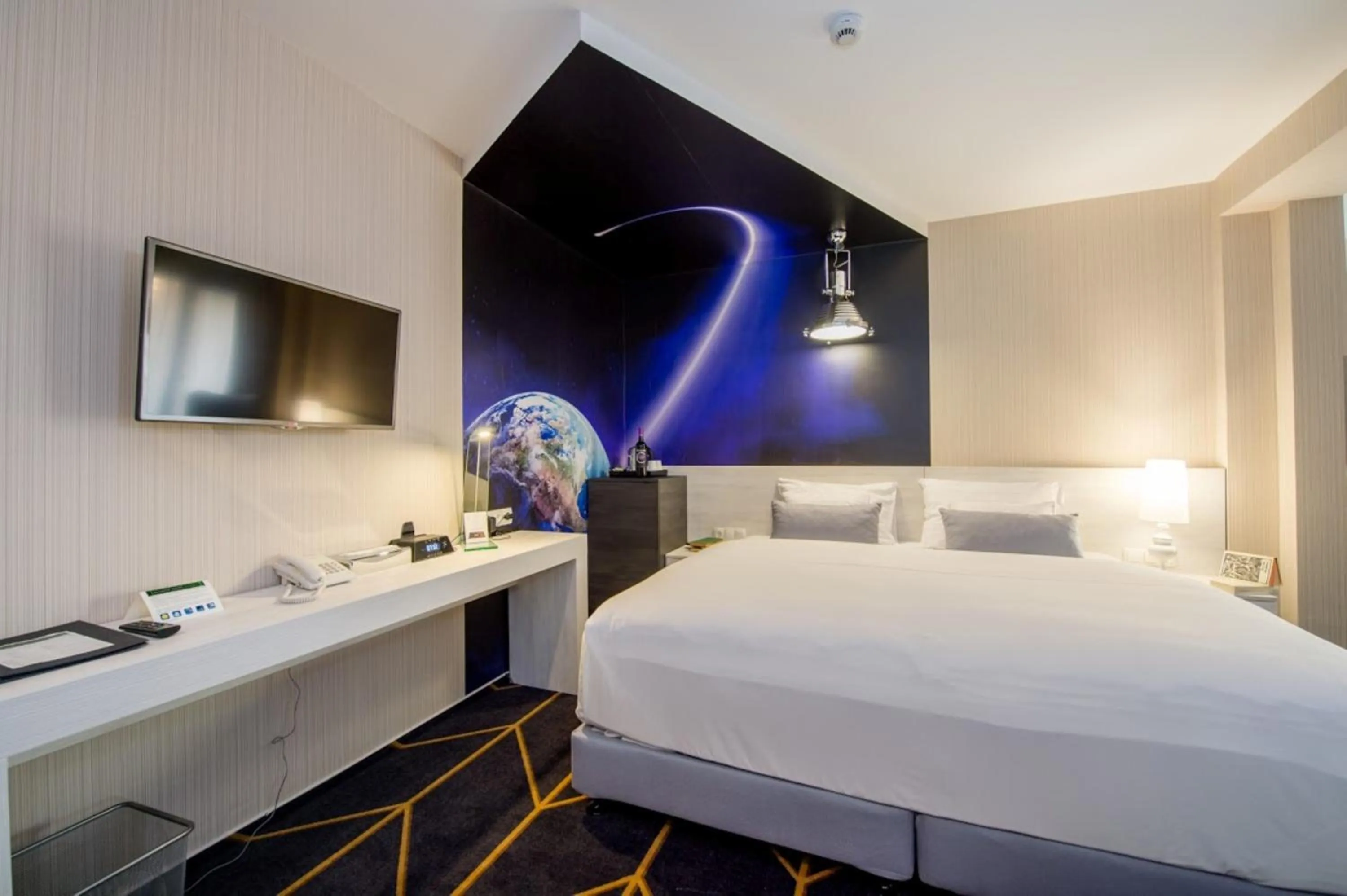 Day, Bed in Science Hotel