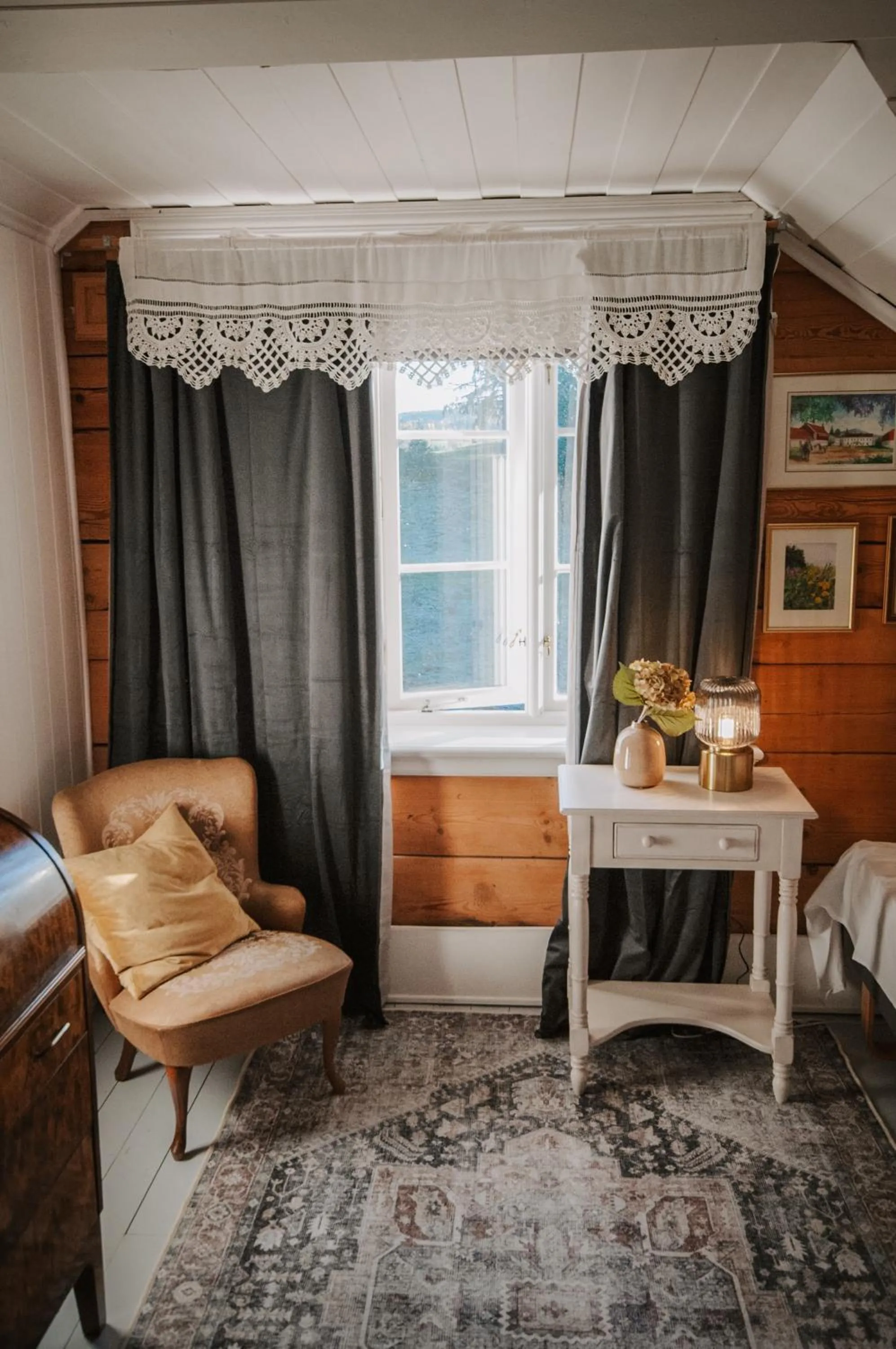 Photo of the whole room in Helgaker Gård