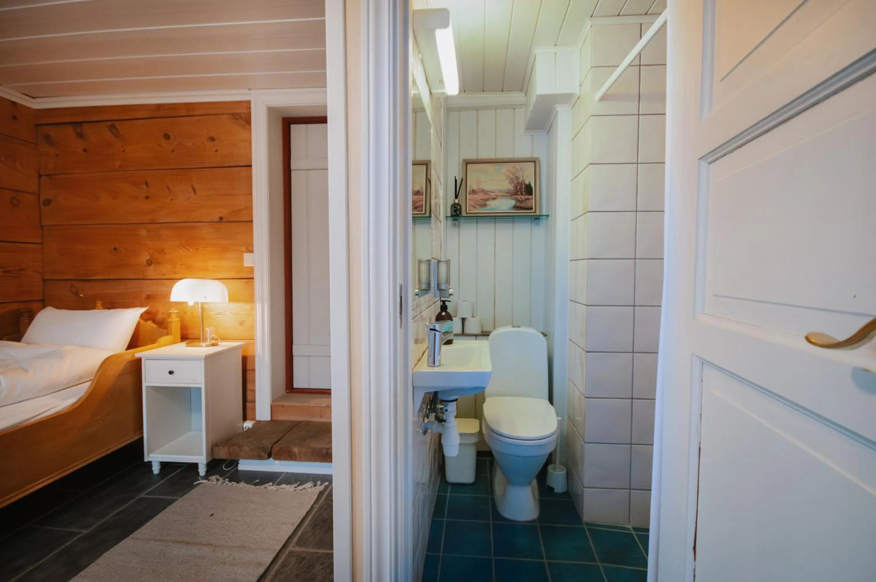 Photo of the whole room, Bed in Helgaker Gård