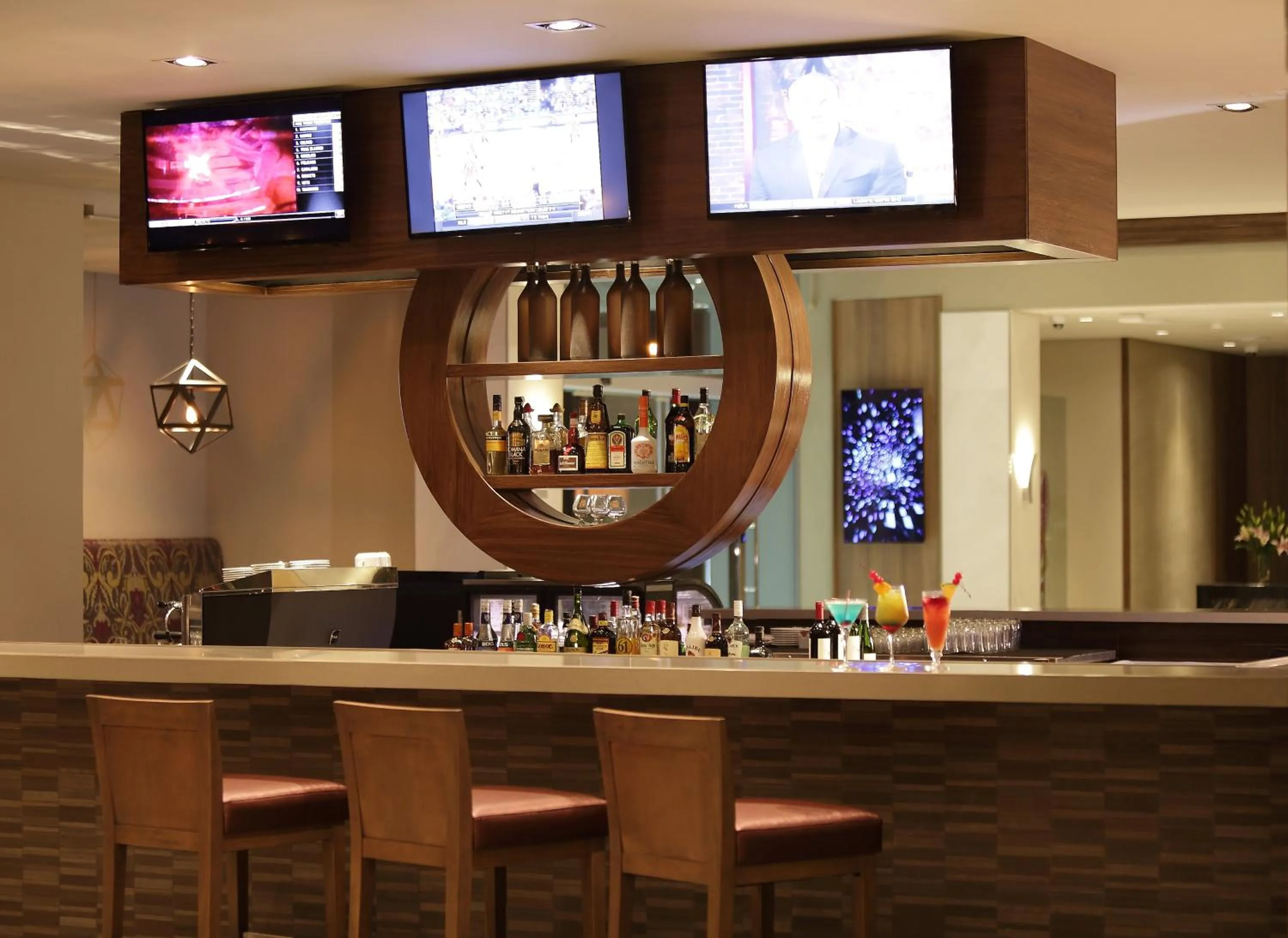 Lounge or bar in Crowne Plaza Airport by IHG