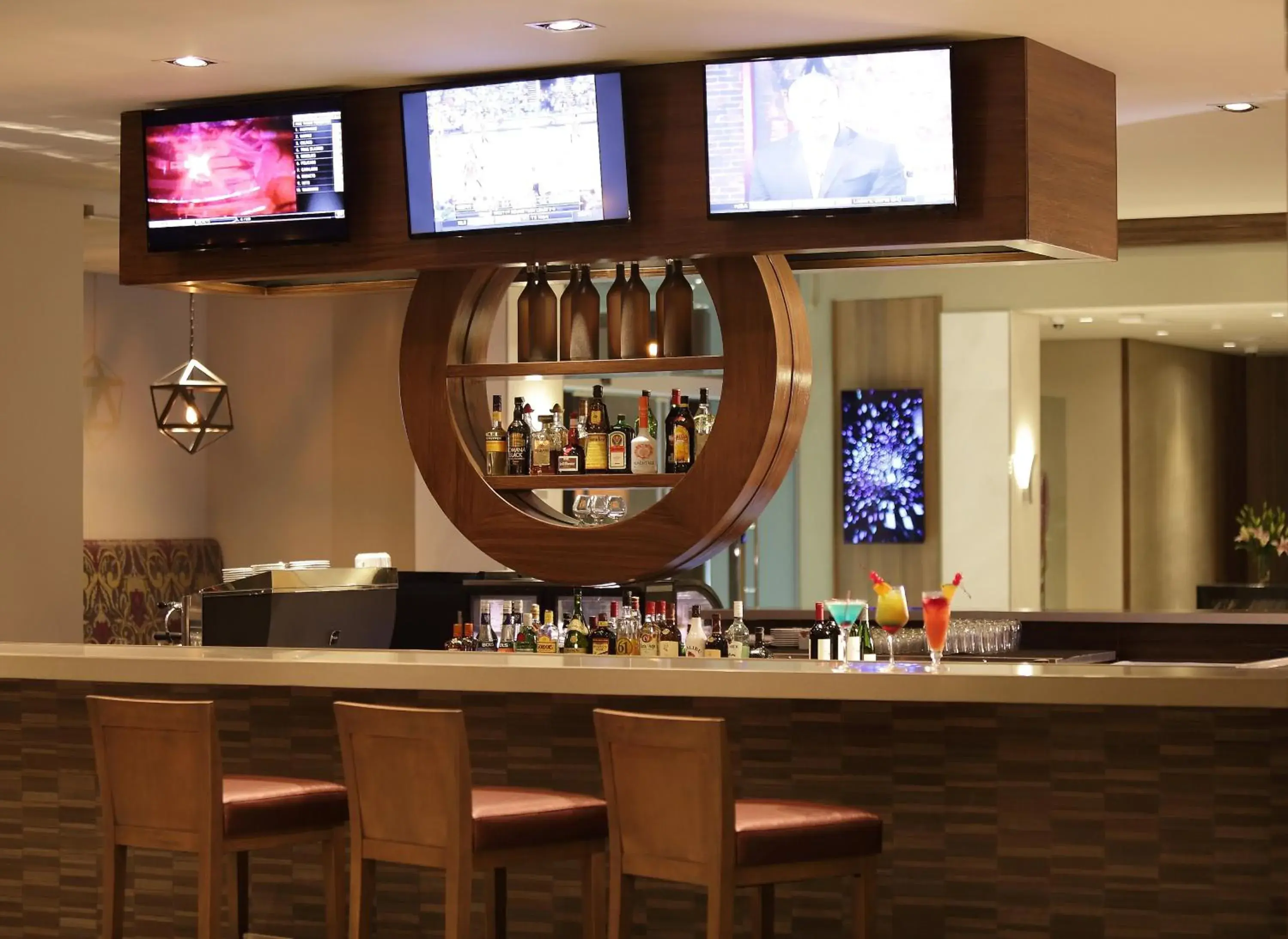 Lounge or bar in Crowne Plaza Airport by IHG Lounge or bar in Crowne Plaza Airport by IHG