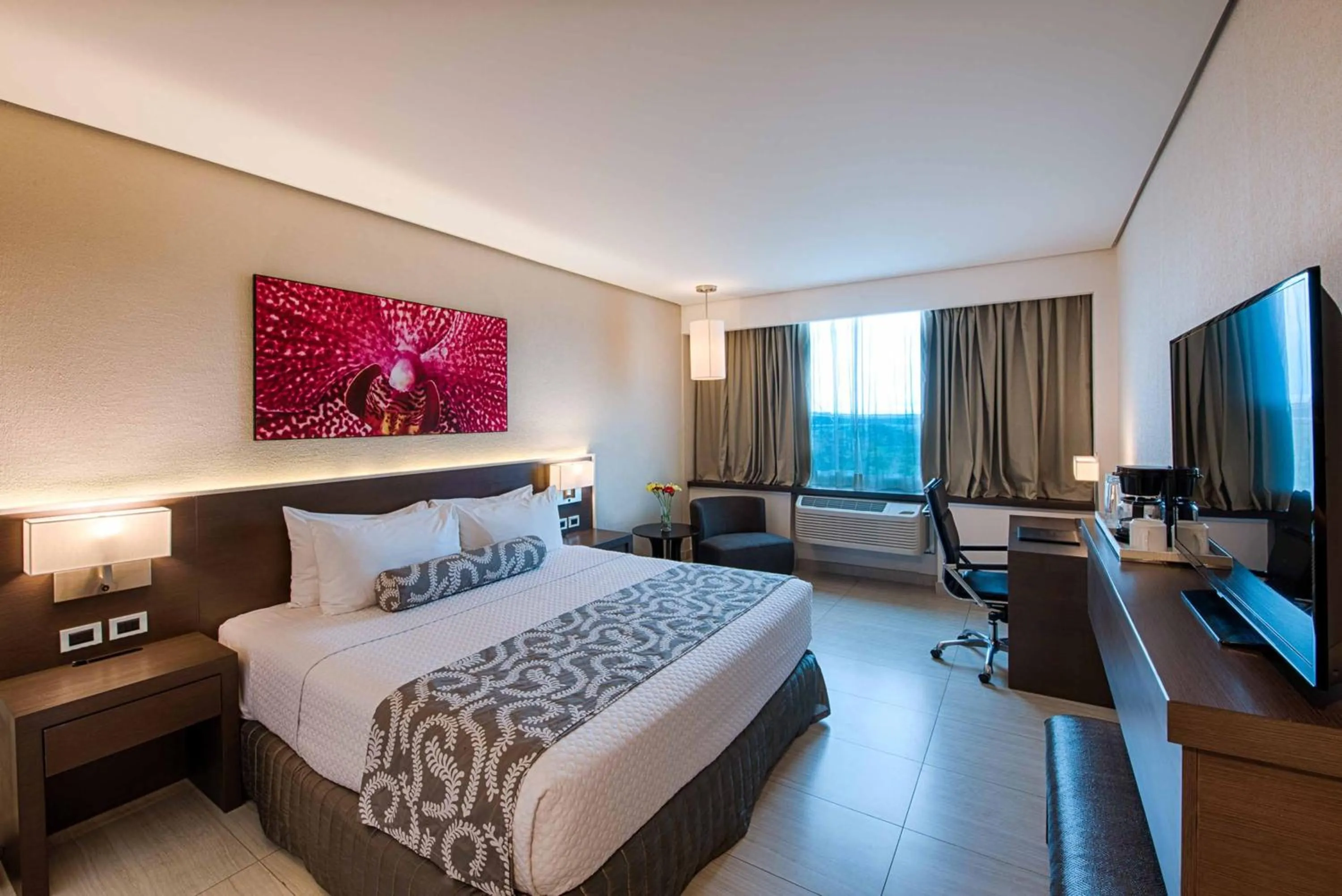 Photo of the whole room, Bed in Crowne Plaza Airport by IHG