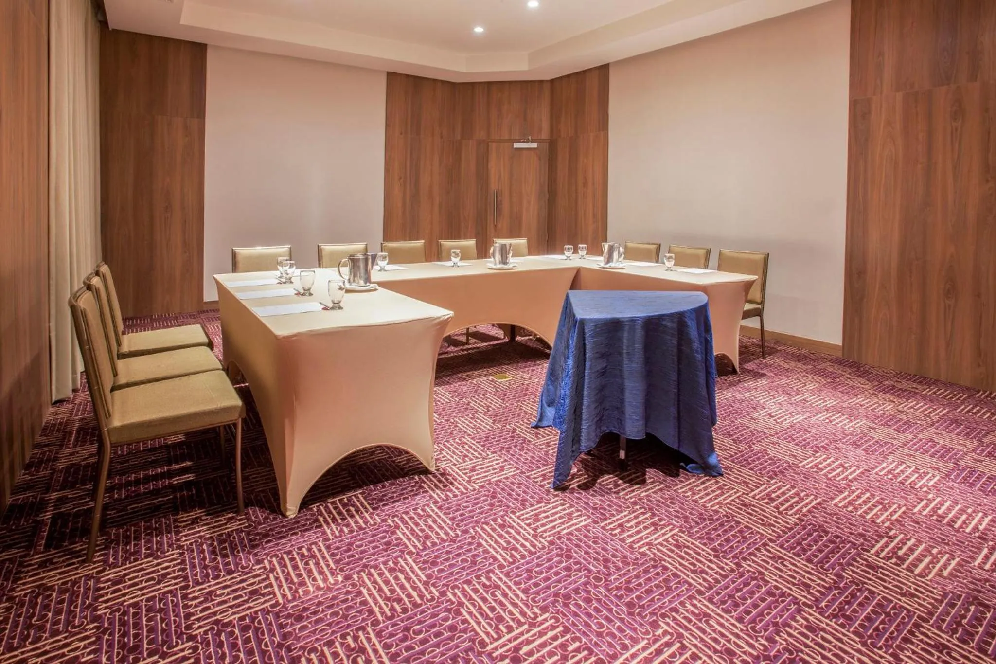 Meeting/conference room in Crowne Plaza Airport by IHG