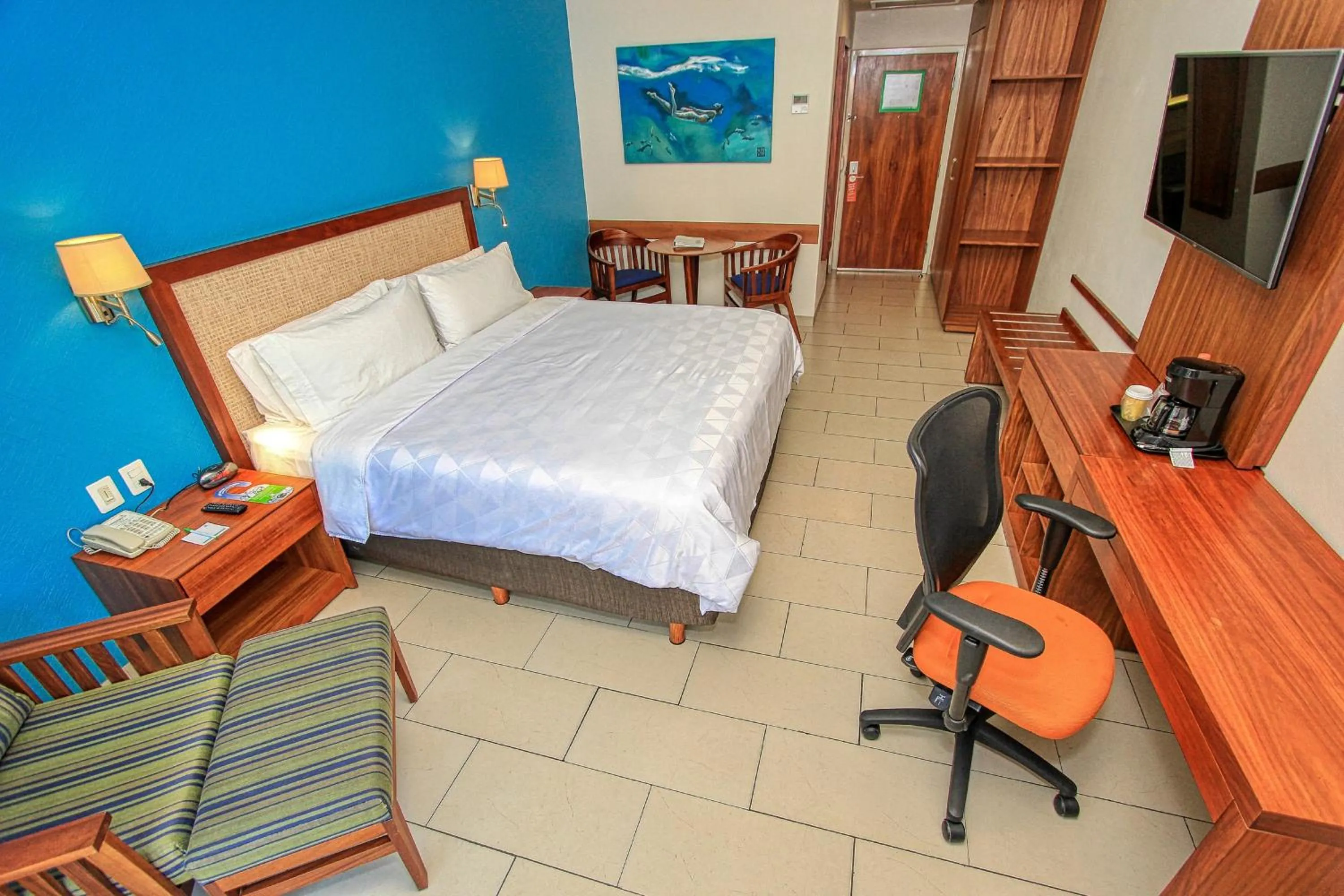 Photo of the whole room, Bed in Holiday Inn Huatulco by IHG