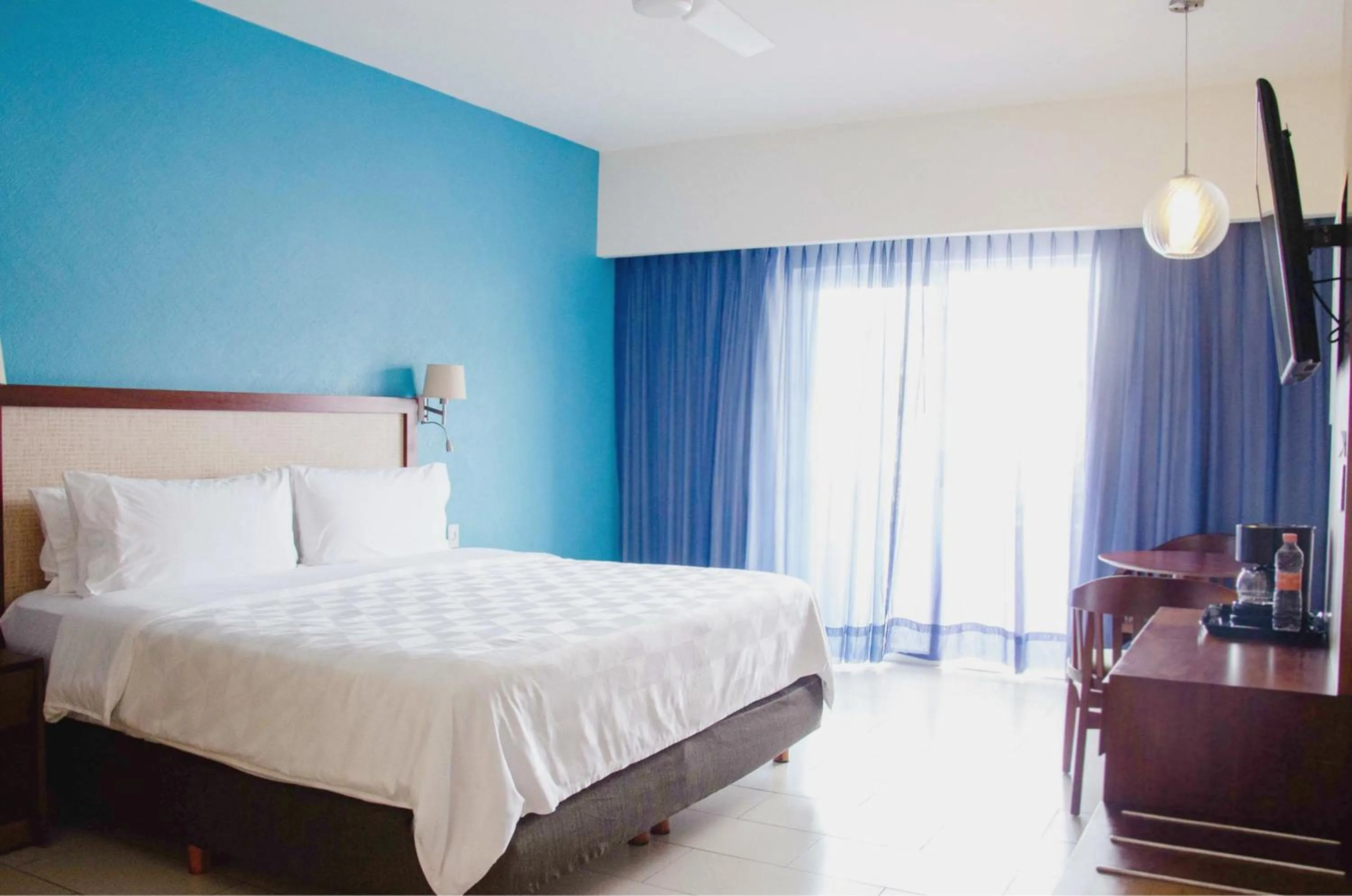 Photo of the whole room, Bed in Holiday Inn Huatulco by IHG