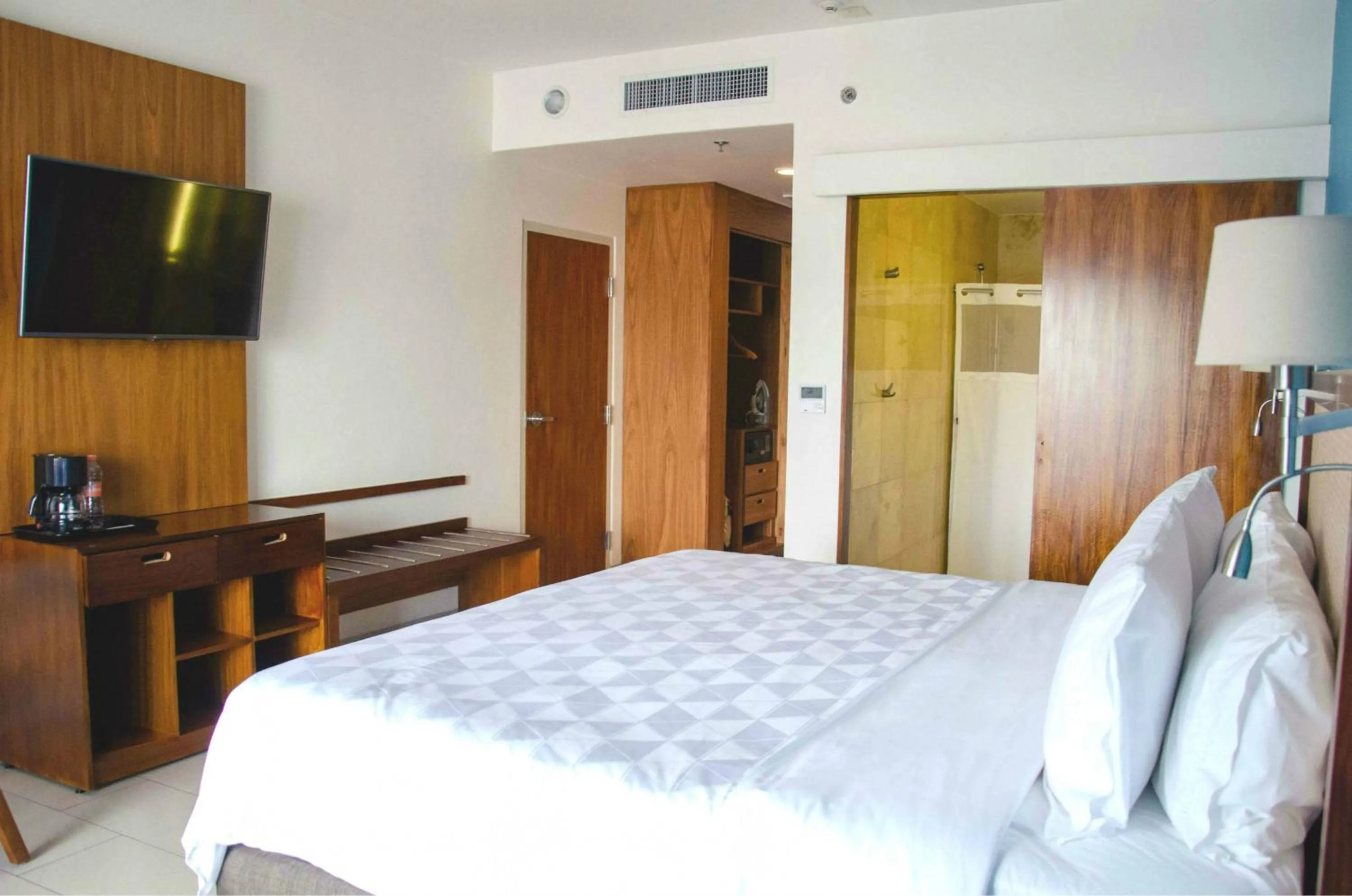 Photo of the whole room, Bed in Holiday Inn Huatulco by IHG