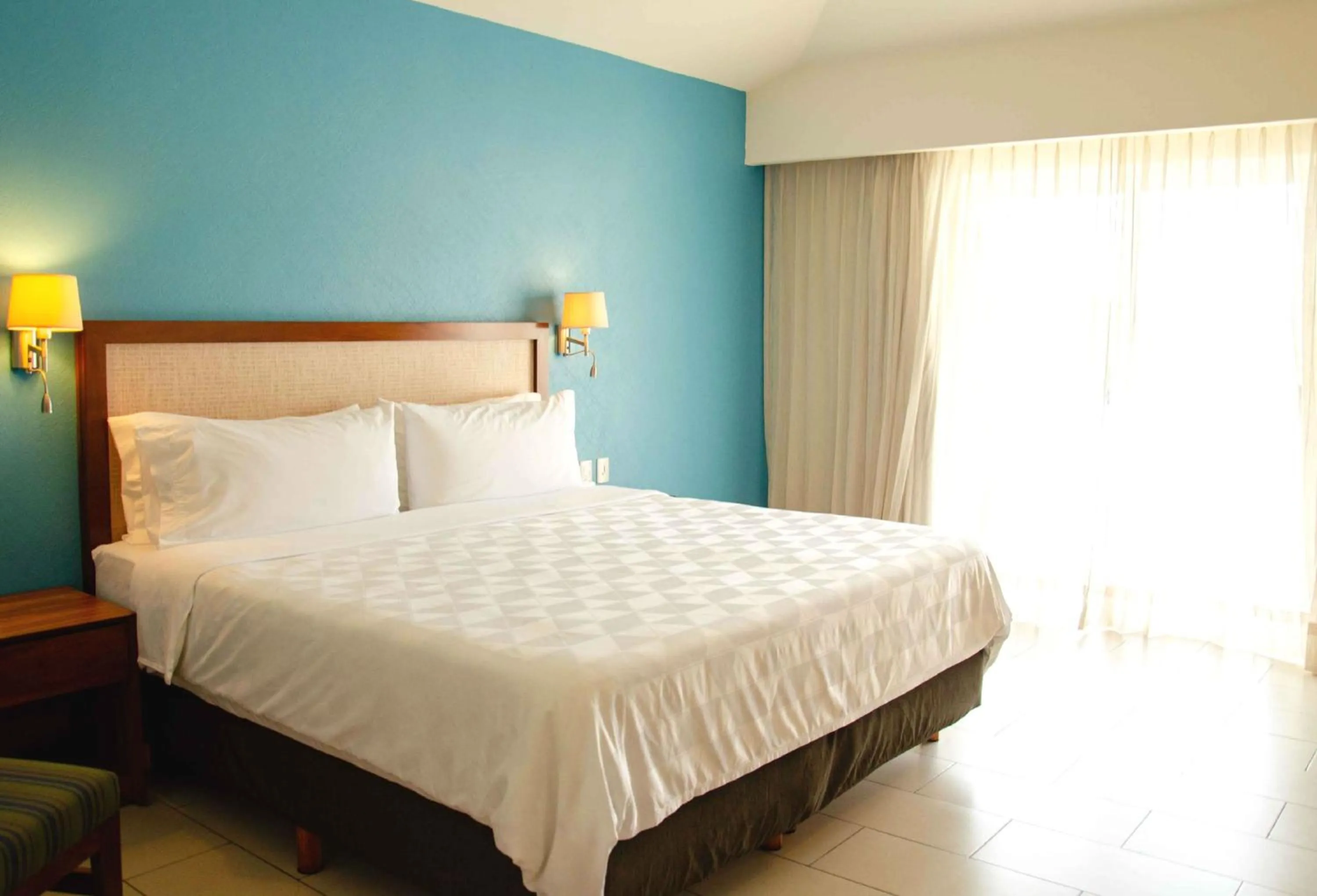 Photo of the whole room, Bed in Holiday Inn Huatulco by IHG