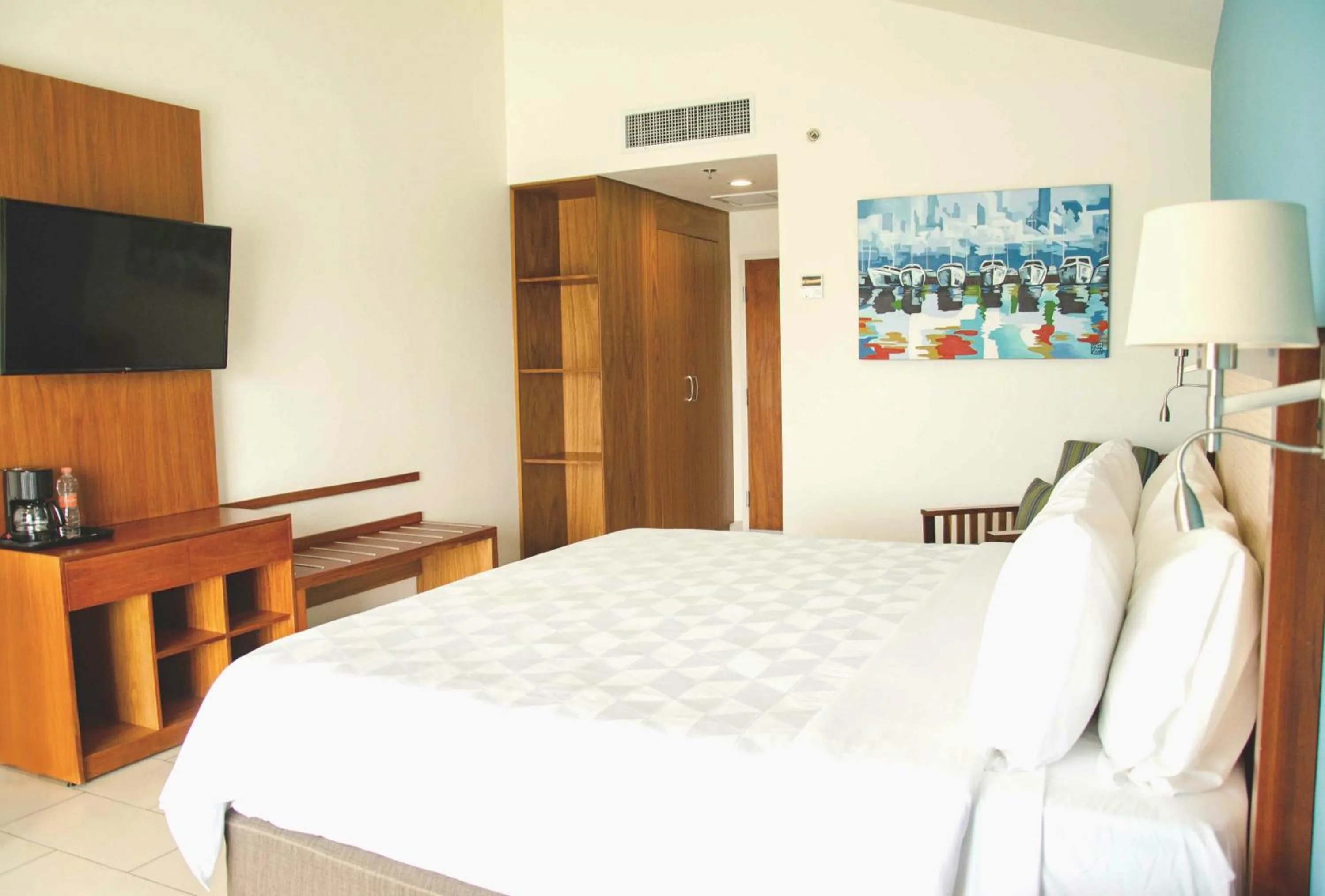 Photo of the whole room, Bed in Holiday Inn Huatulco by IHG