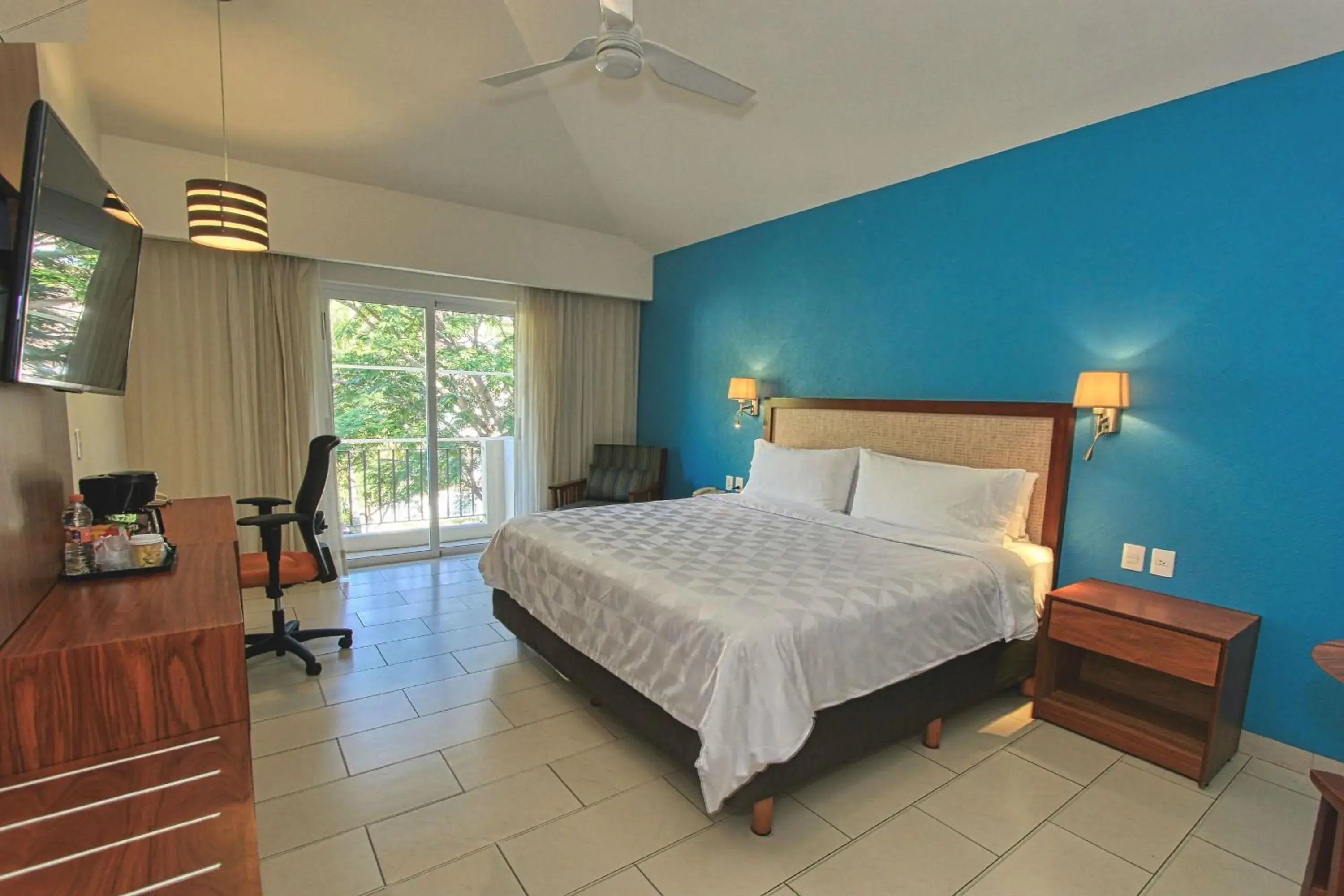 Photo of the whole room, Bed in Holiday Inn Huatulco by IHG Photo of the whole room, Bed in Holiday Inn Huatulco by IHG