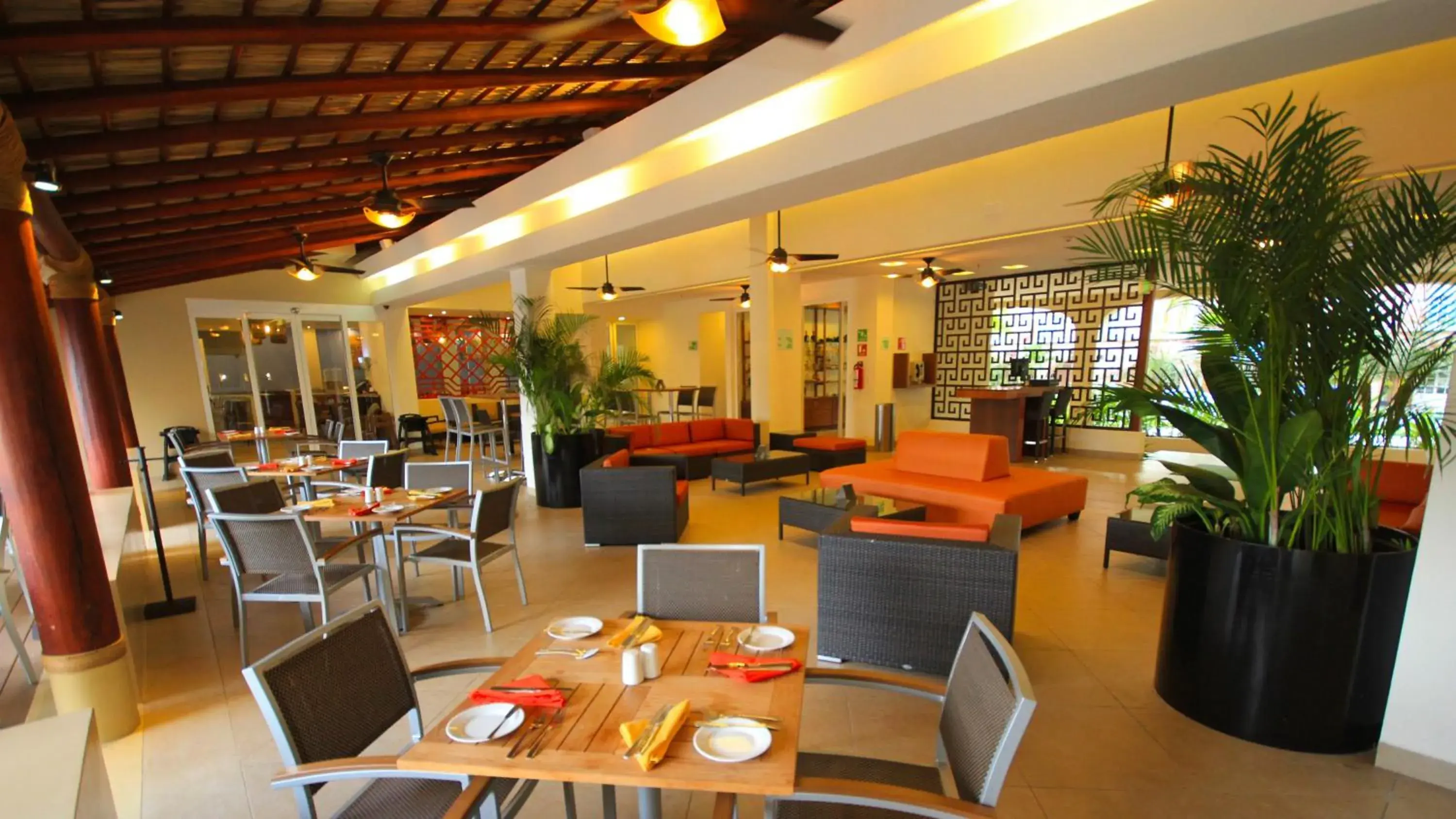 Lounge or bar in Holiday Inn Huatulco by IHG Lounge or bar in Holiday Inn Huatulco by IHG