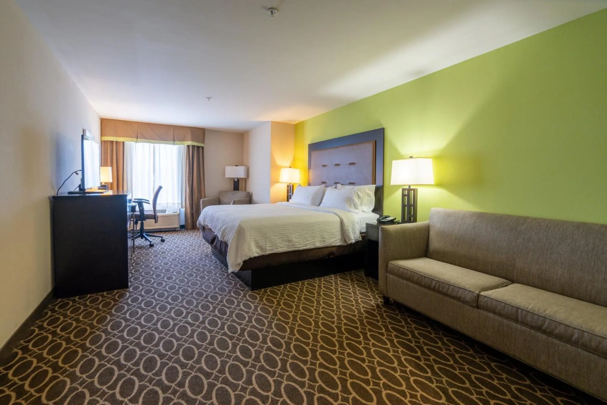 Photo of the whole room, Bed in Holiday Inn Murfreesboro by IHG