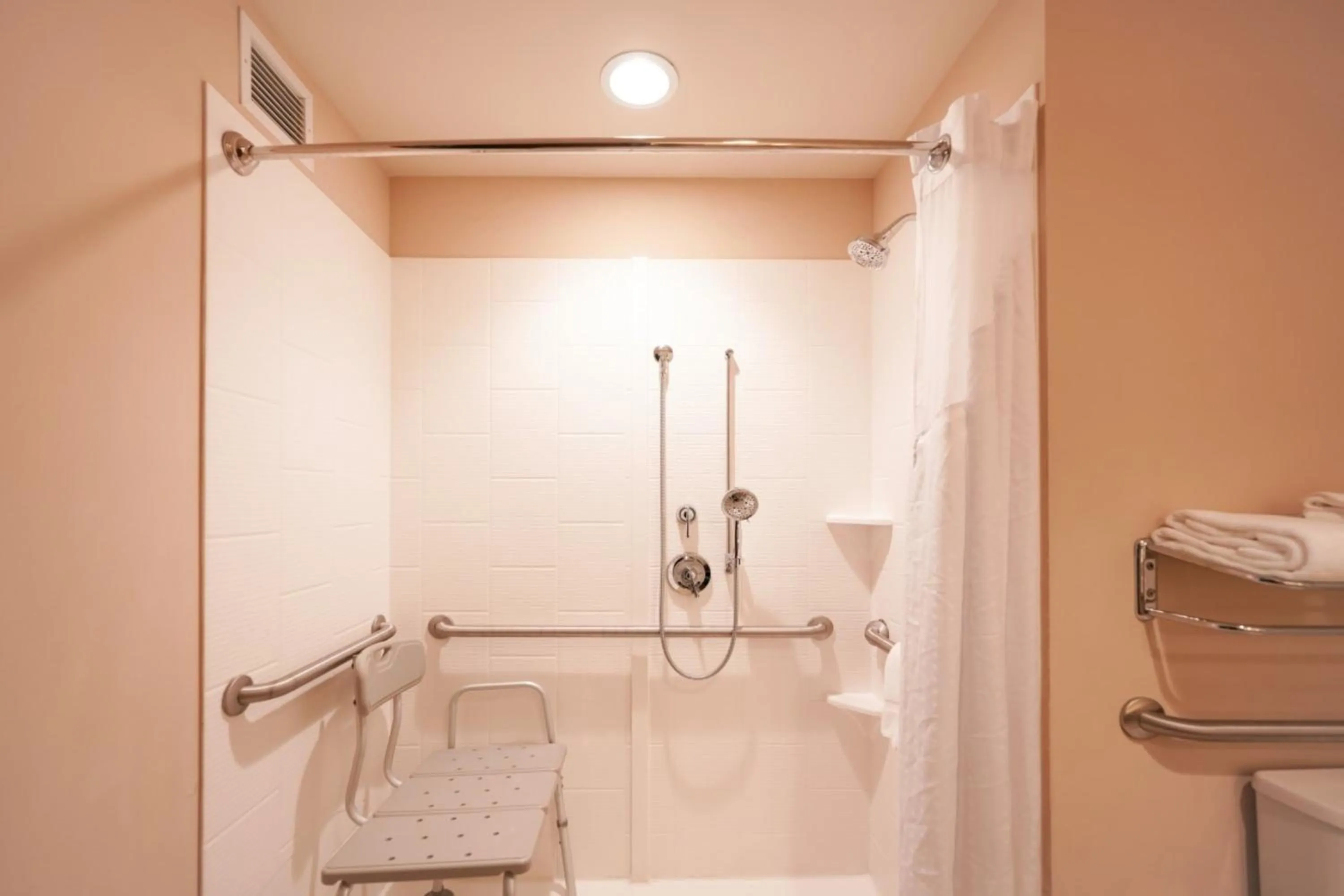 Photo of the whole room in Holiday Inn Murfreesboro by IHG