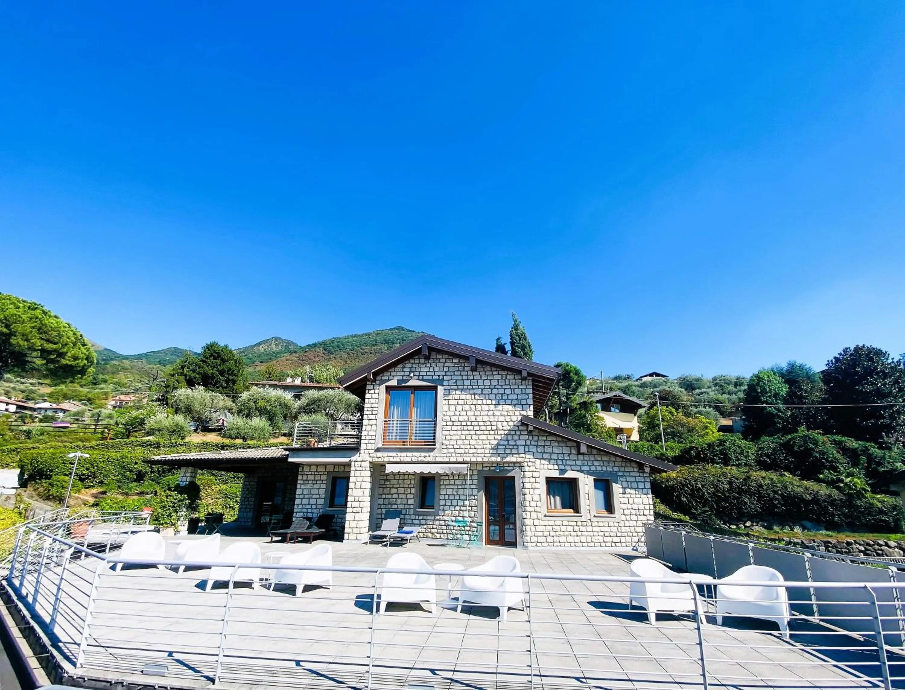 Vela di Soleville camere con e senza vista lago con ristorante & pizzeria