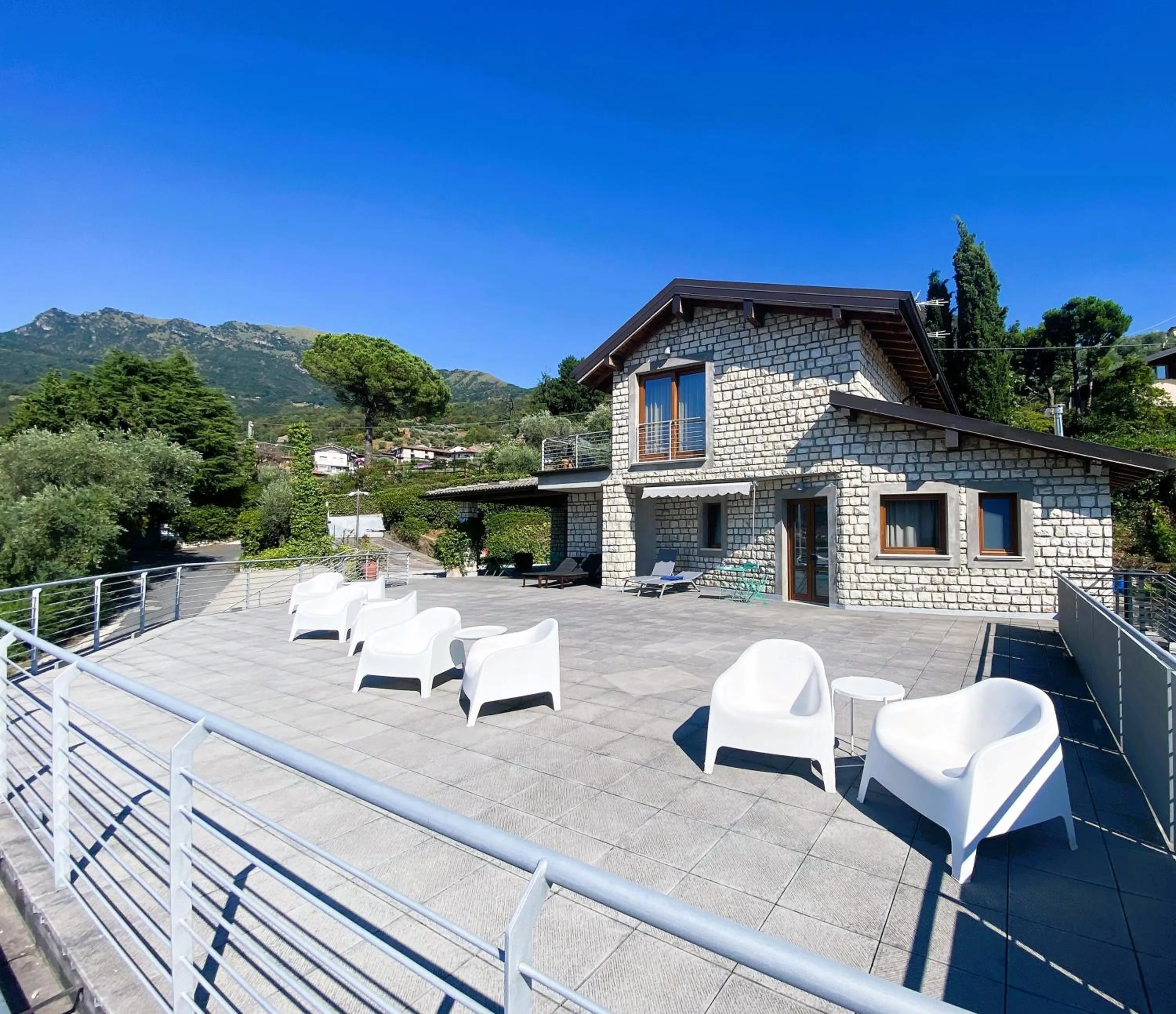 Vela di Soleville camere con e senza vista lago con ristorante & pizzeria