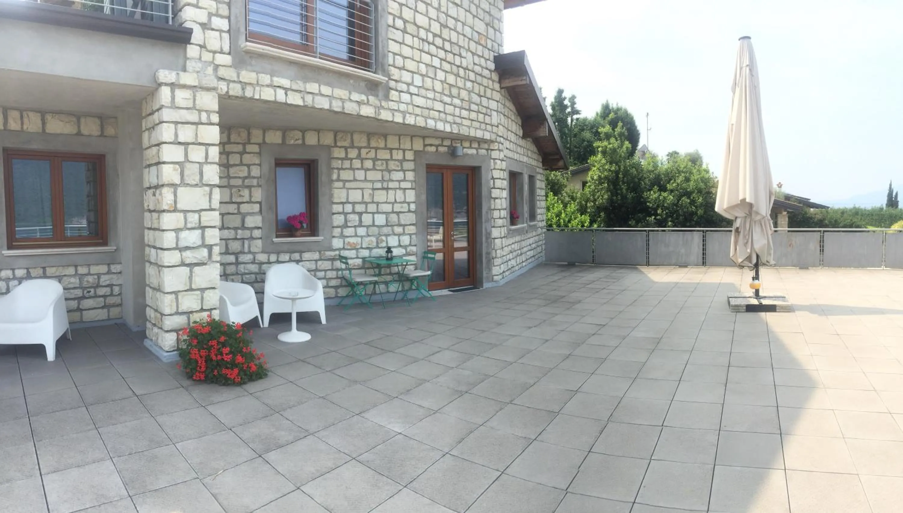 Vela di Soleville camere con e senza vista lago con ristorante & pizzeria