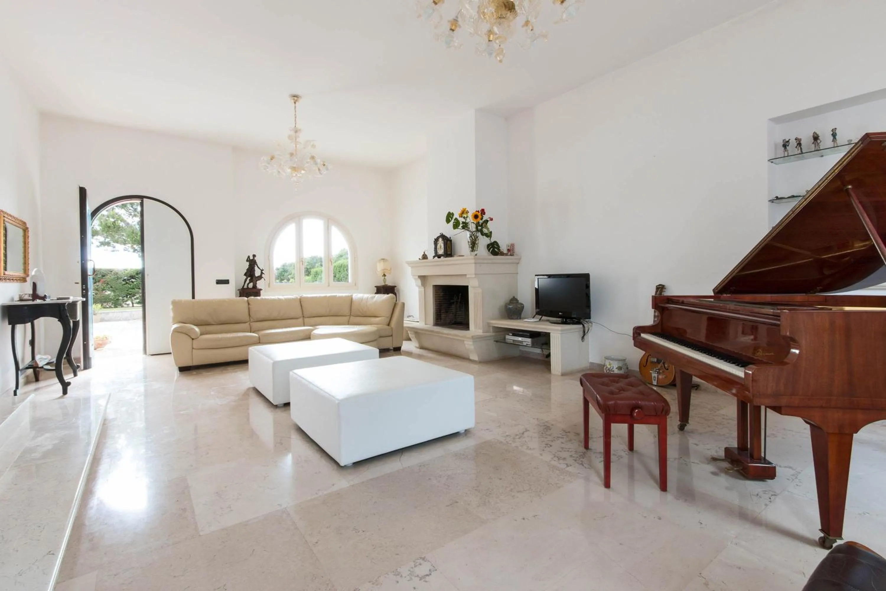 Living room in Villa Maria Clara by Perle di Puglia