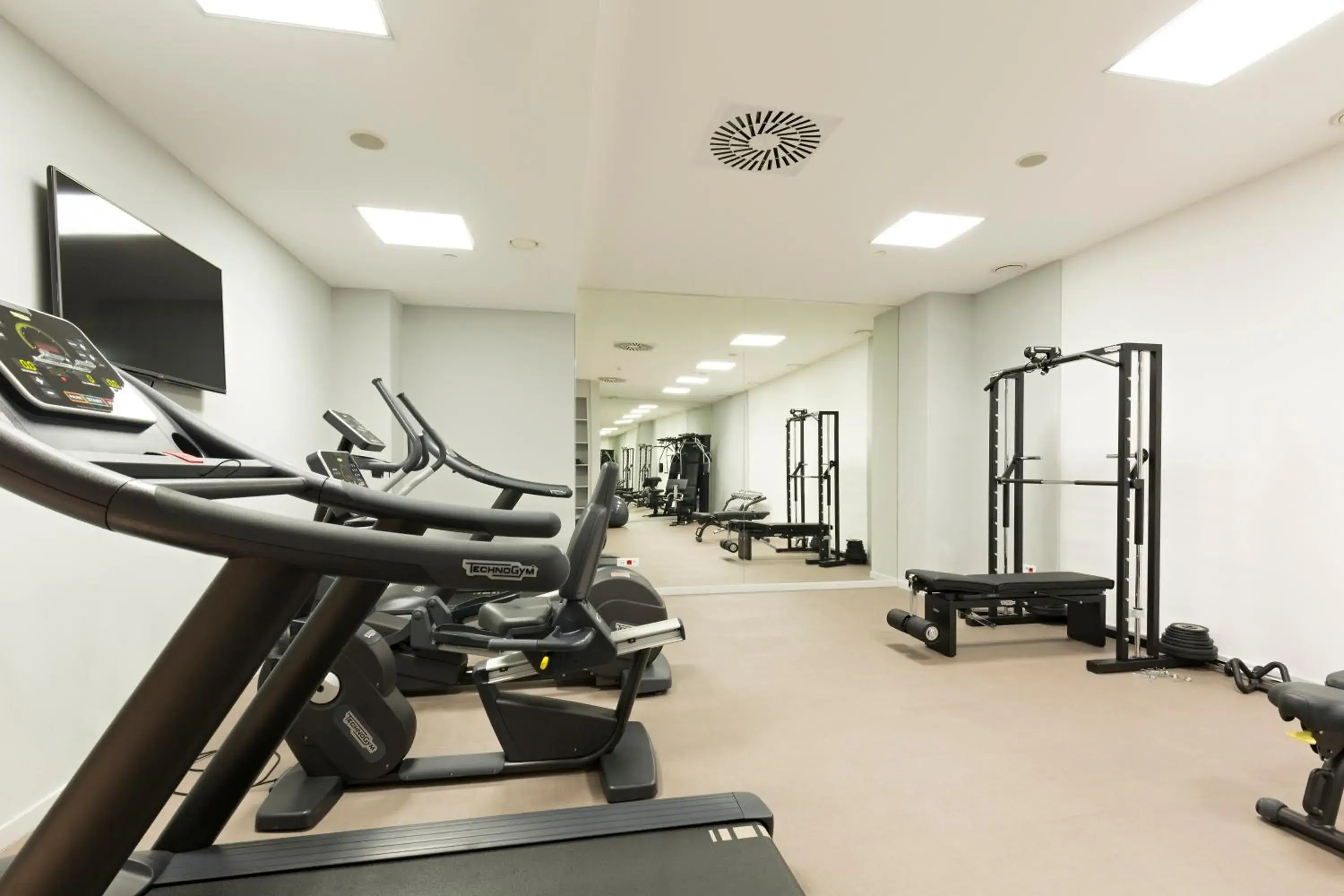 Fitness centre/facilities in Envoy Hotel Fitness centre/facilities in Envoy Hotel