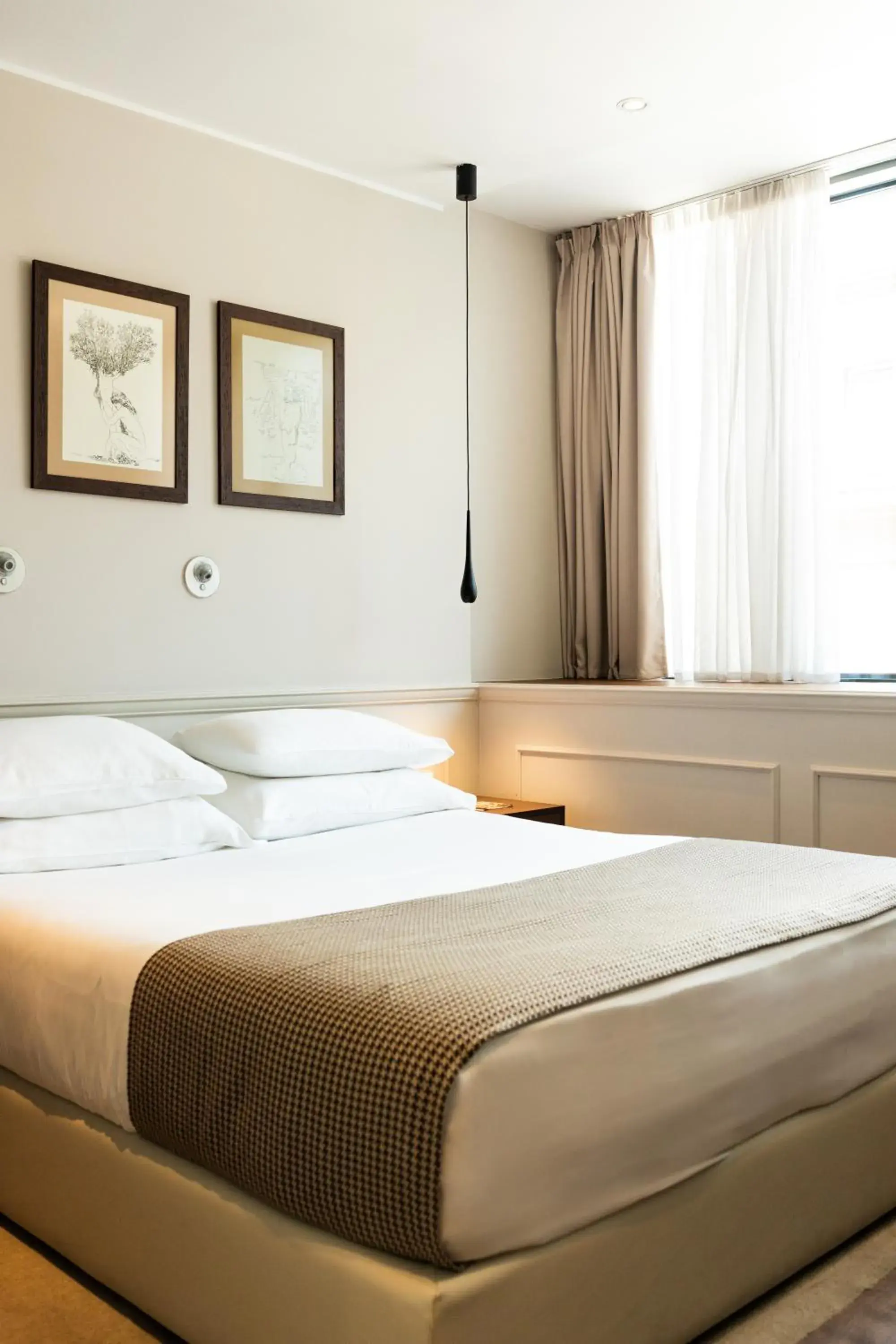 Bed in Envoy Hotel Bed in Envoy Hotel