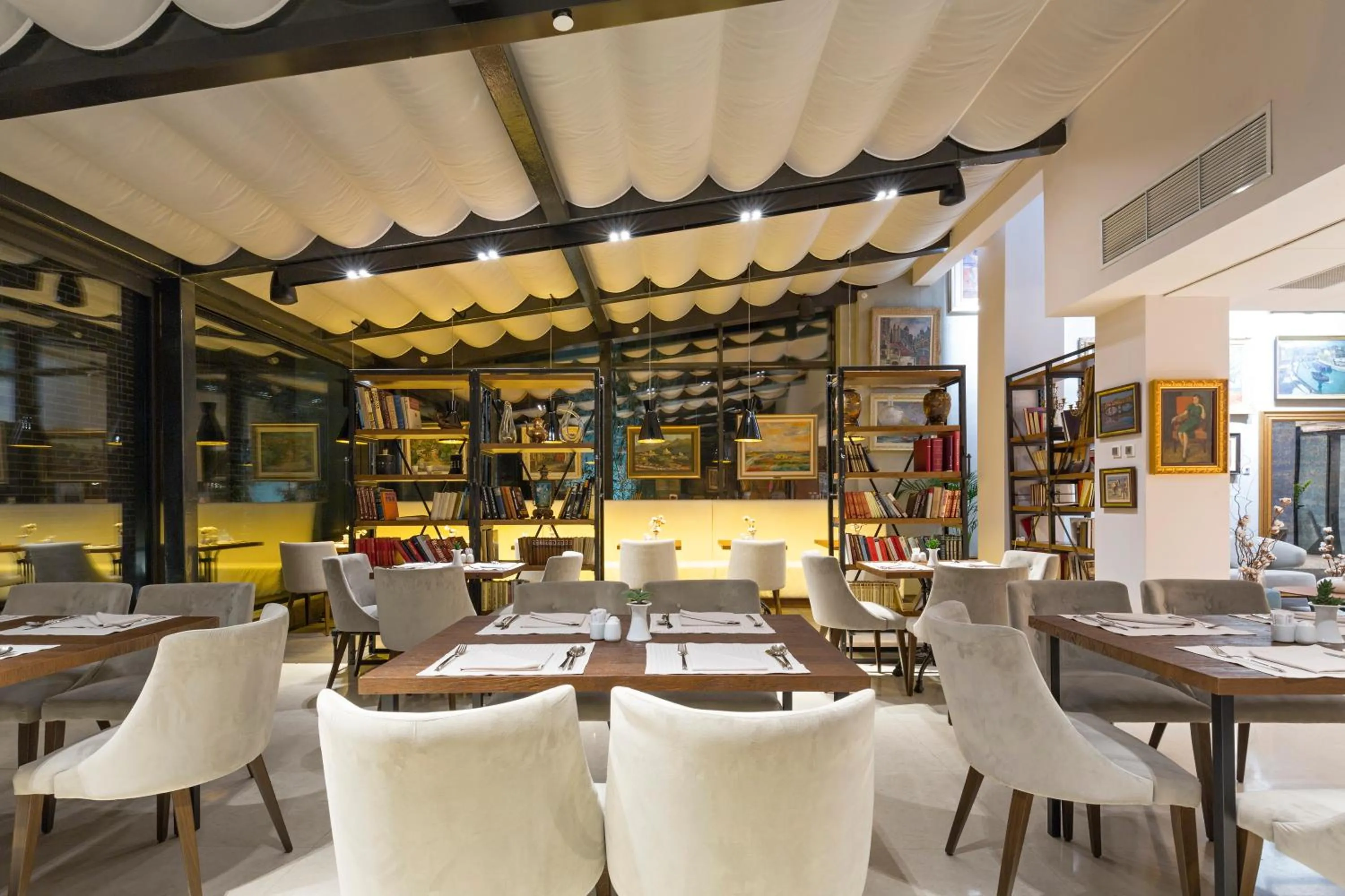 Restaurant/places to eat in Envoy Hotel