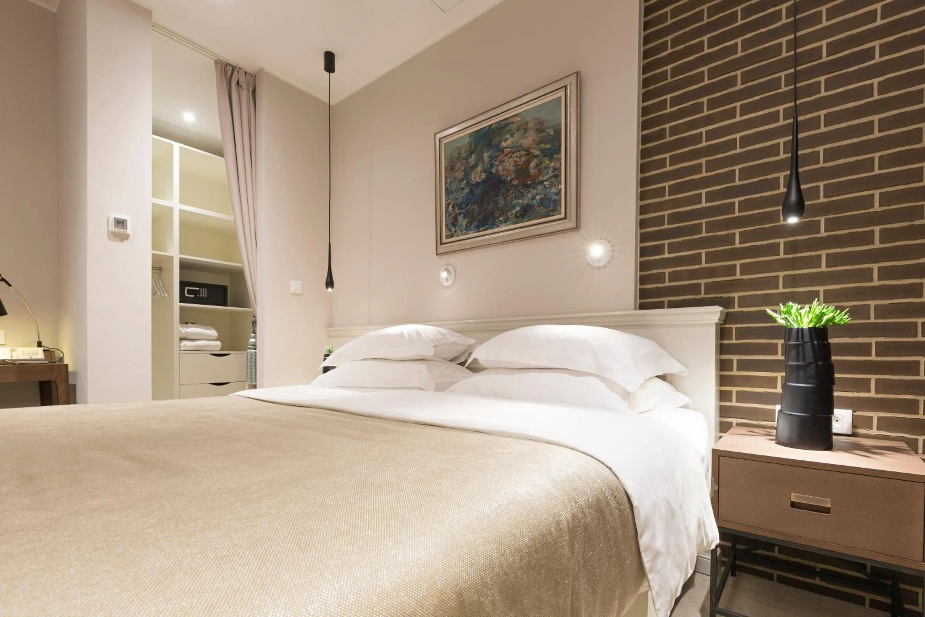 Photo of the whole room, Bed in Envoy Hotel