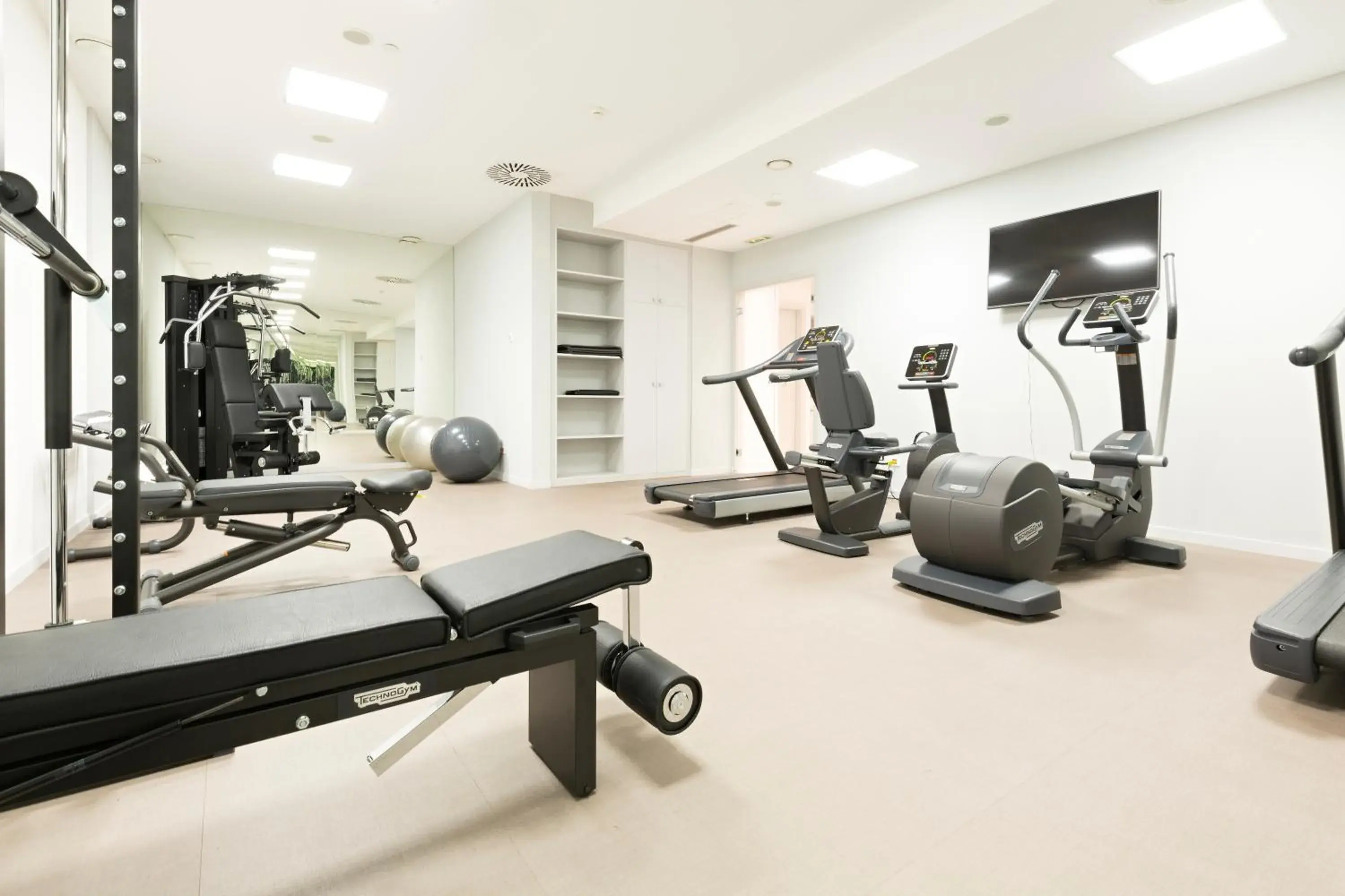 Fitness centre/facilities in Envoy Hotel Fitness centre/facilities in Envoy Hotel