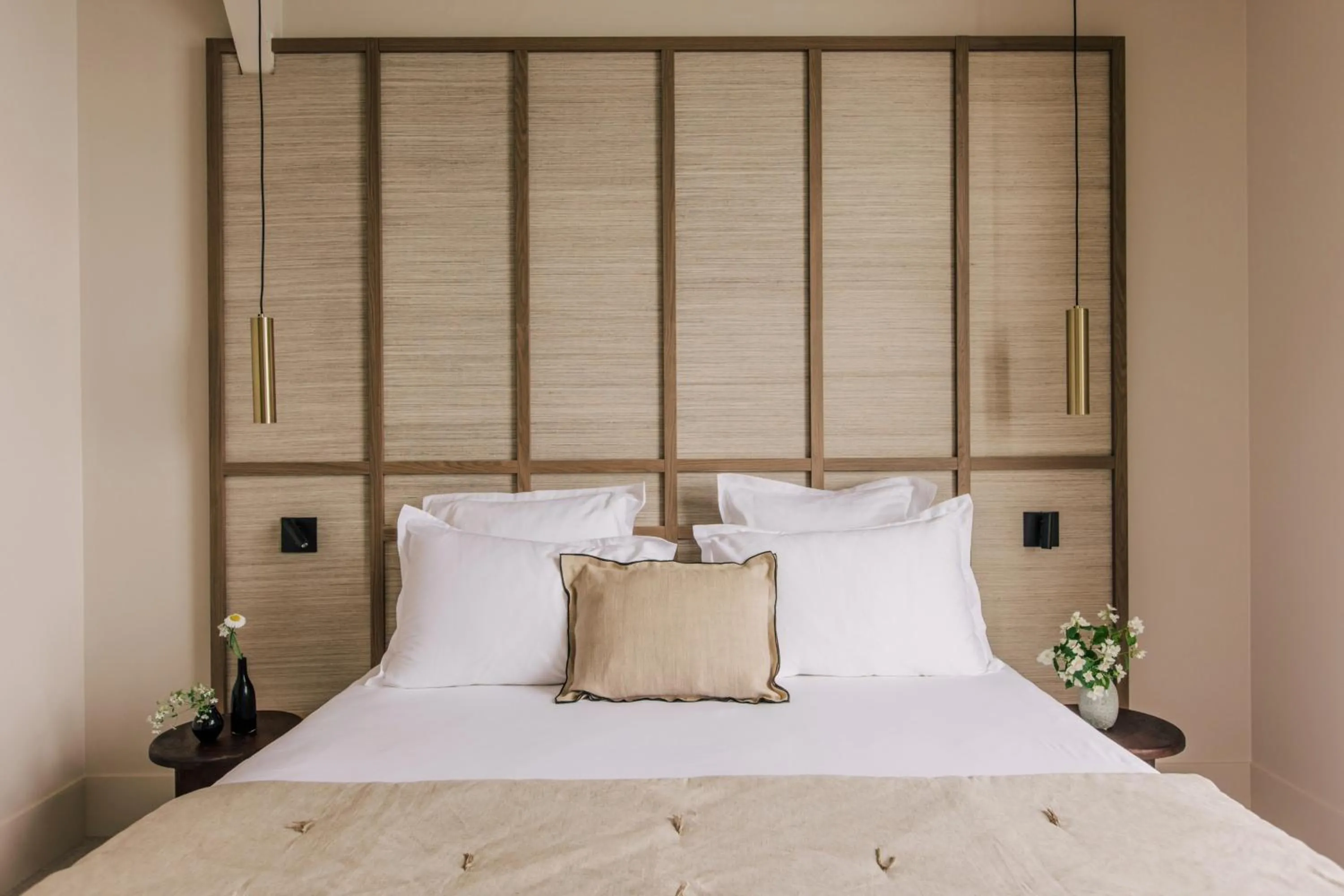 Bedroom, Bed in Les Bassans - Fontenille Collection