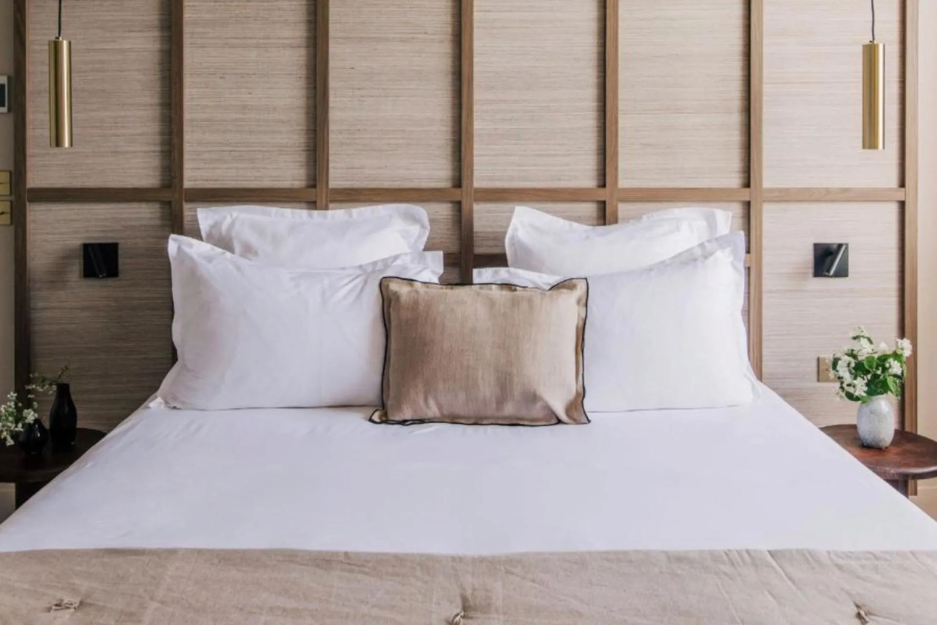 Bedroom, Bed in Les Bassans - Fontenille Collection