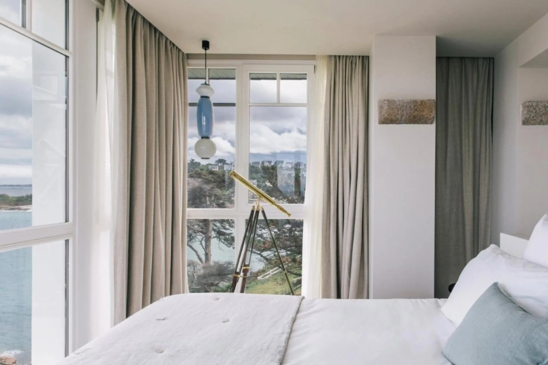 Bedroom, Bed in Les Bassans - Fontenille Collection