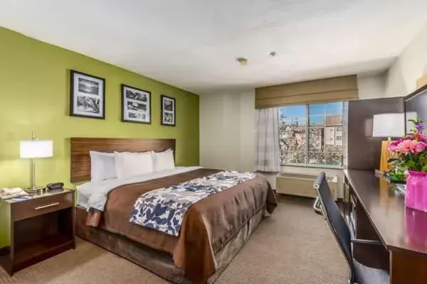 Bed in Rodeway Inn Bed in Rodeway Inn