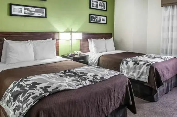 Bed in Rodeway Inn Bed in Rodeway Inn