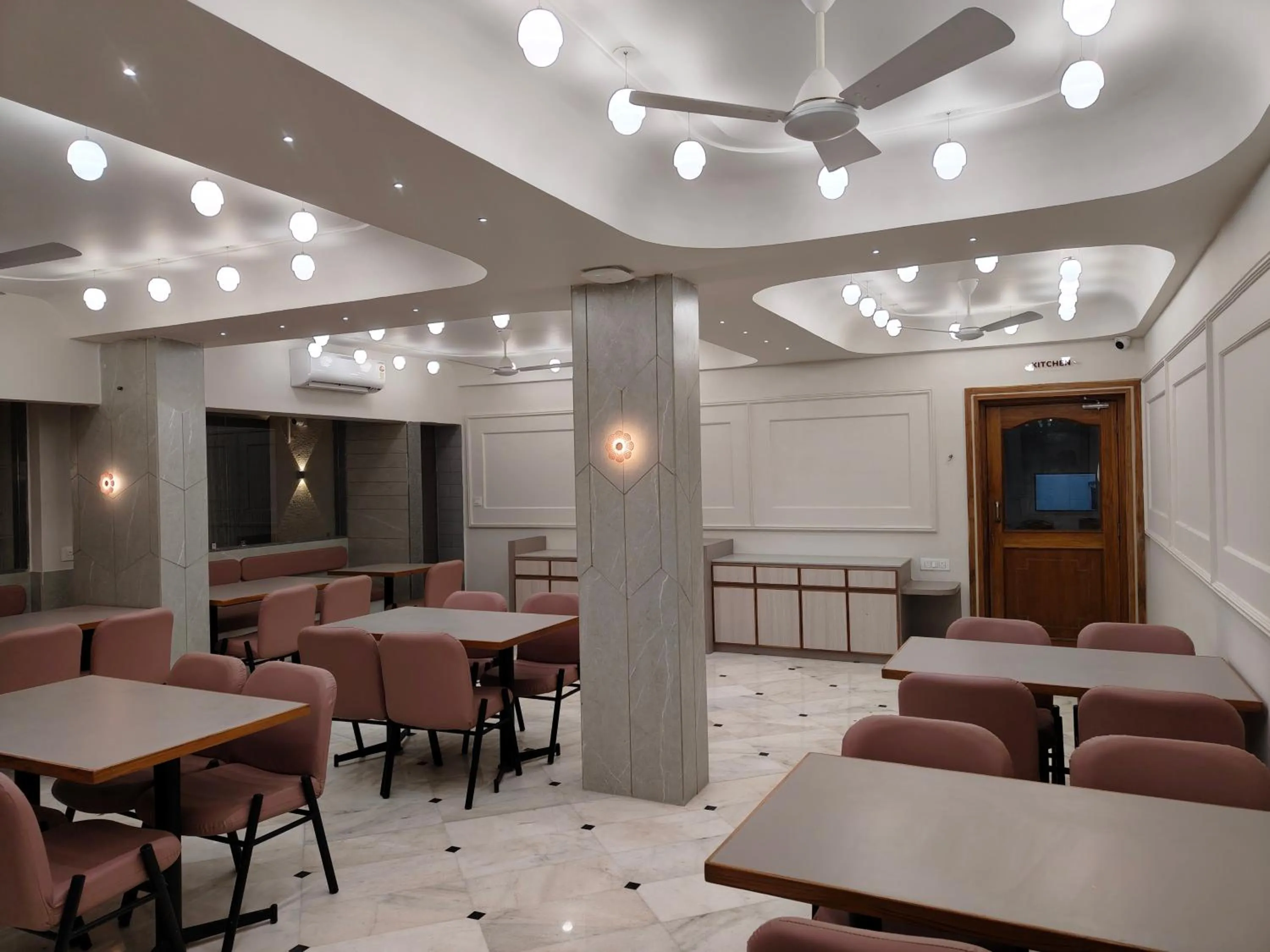 Restaurant/places to eat in Hotel Kozar