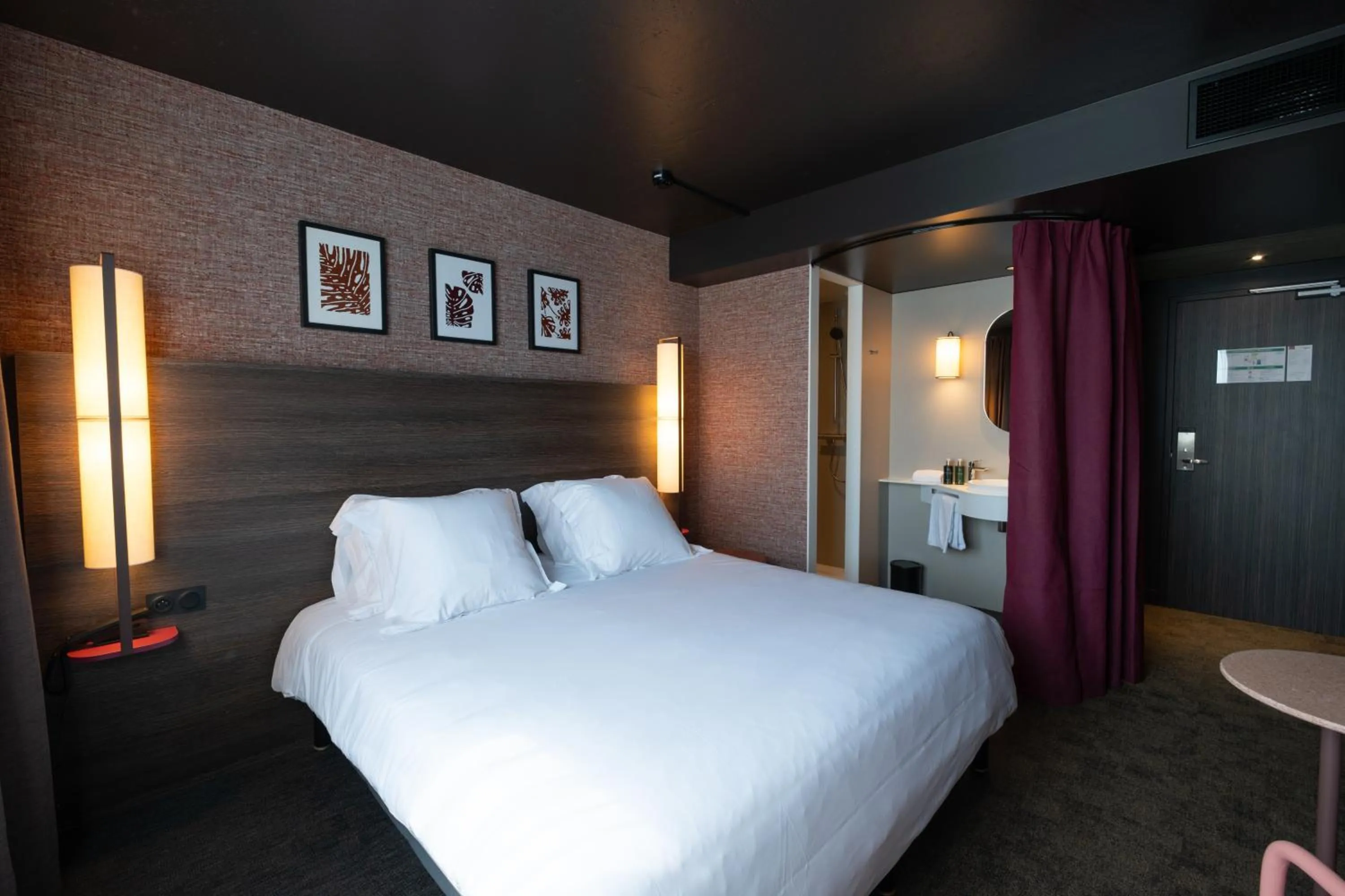 Photo of the whole room, Bed in Hotel Oceania Lyon