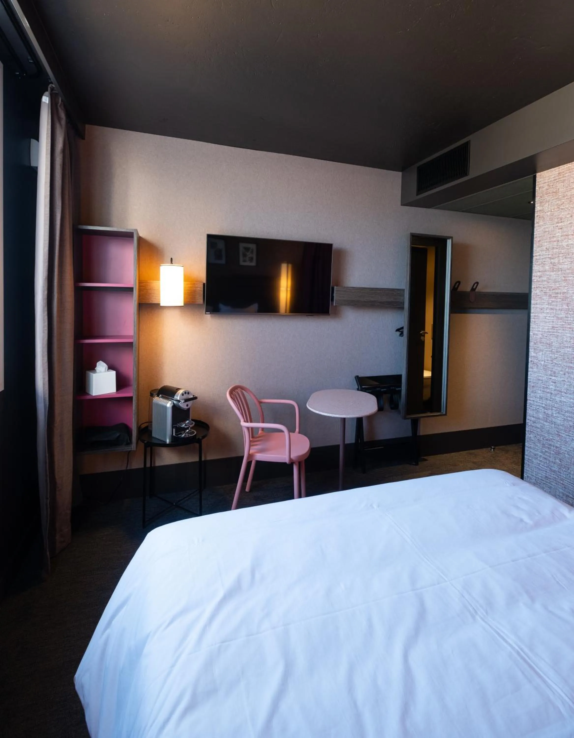 Photo of the whole room, Bed in Hotel Oceania Lyon