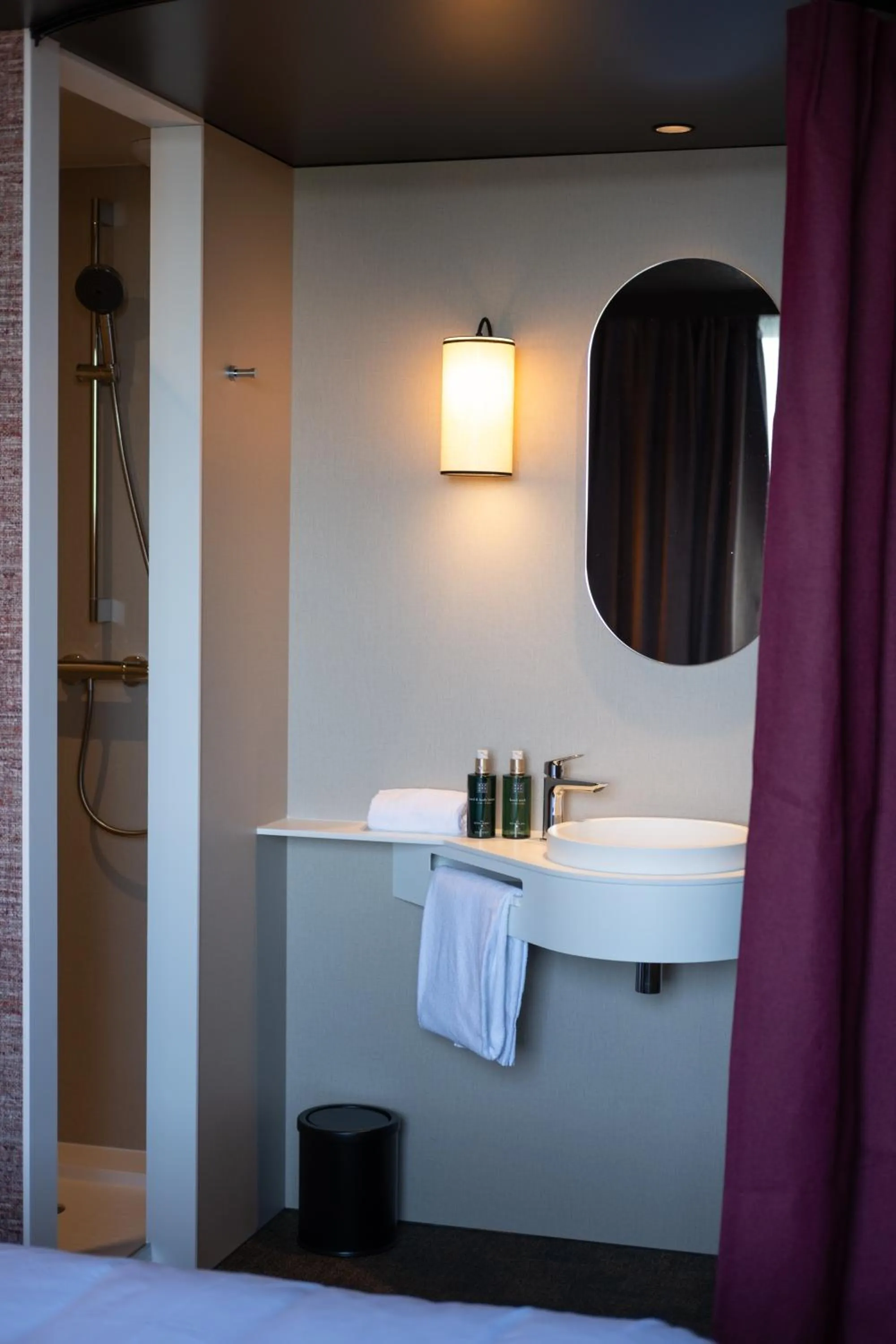 Bathroom in Hotel Oceania Lyon