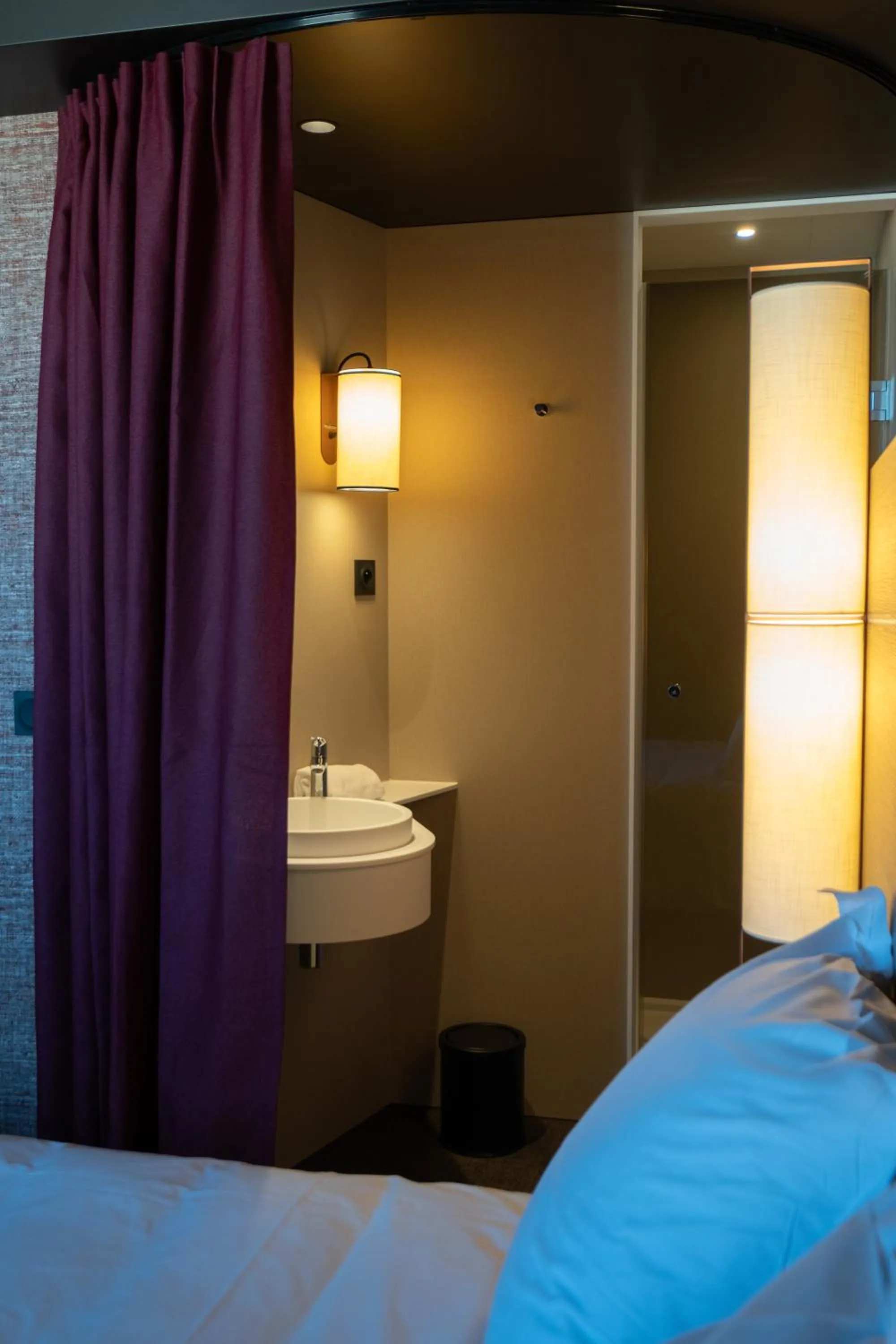 Bathroom, Bed in Hotel Oceania Lyon