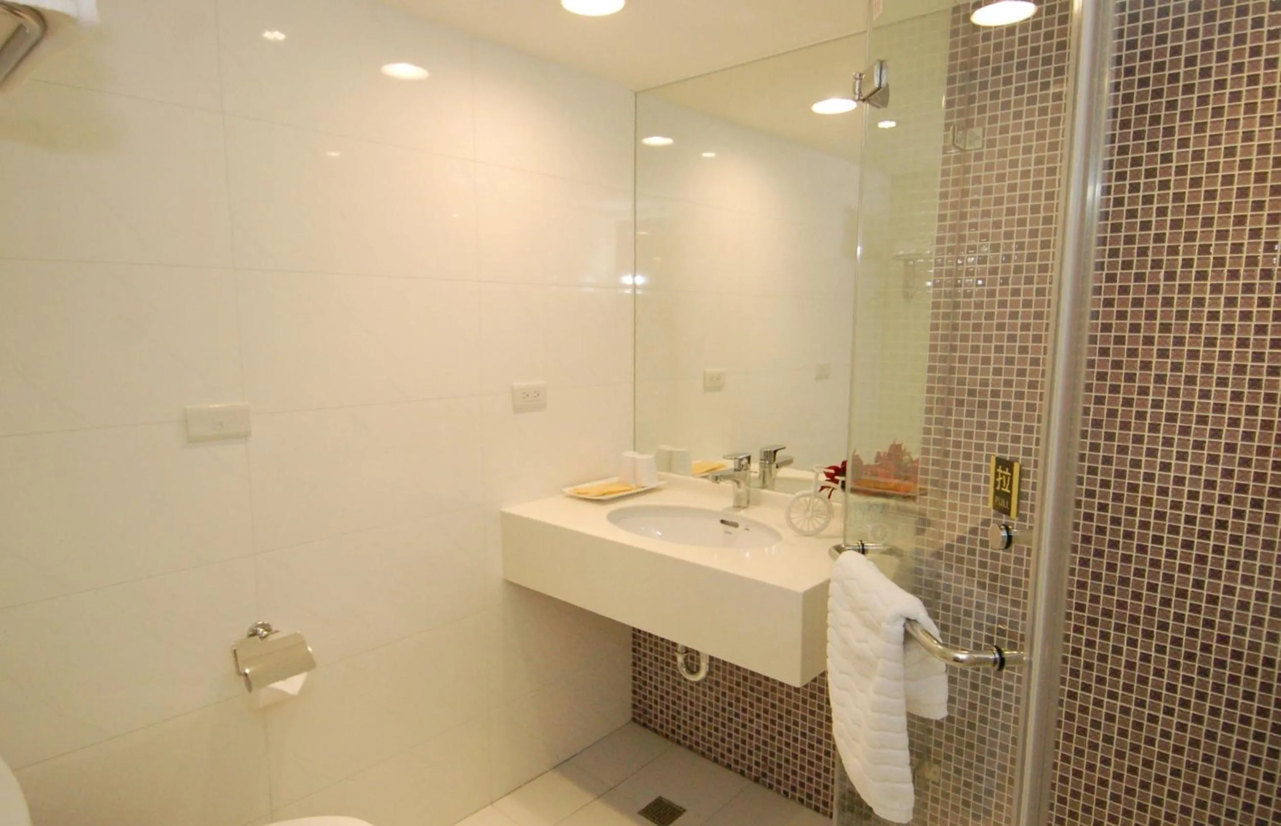 Bathroom in Season 5 Inn