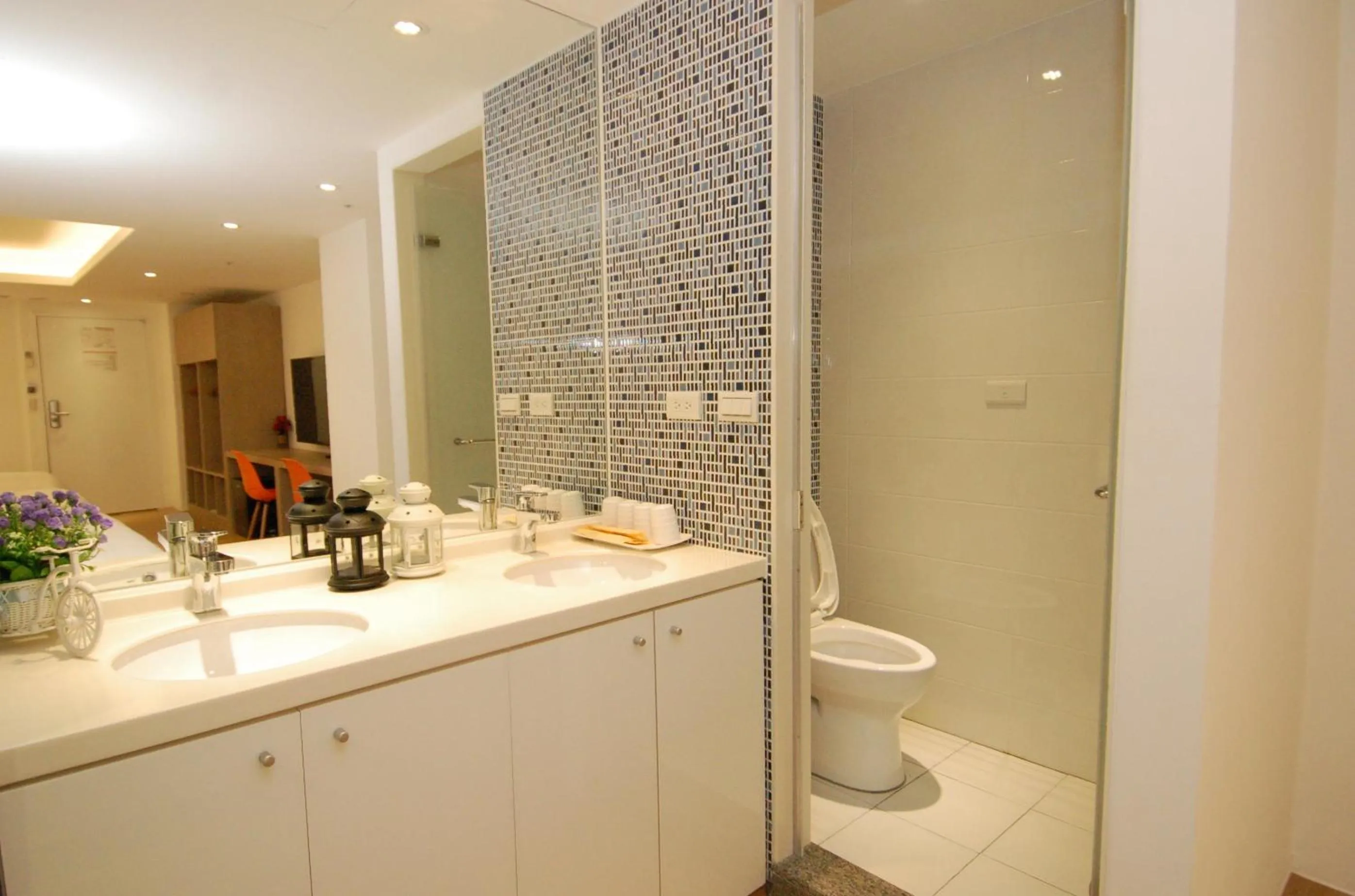 Bathroom in Season 5 Inn